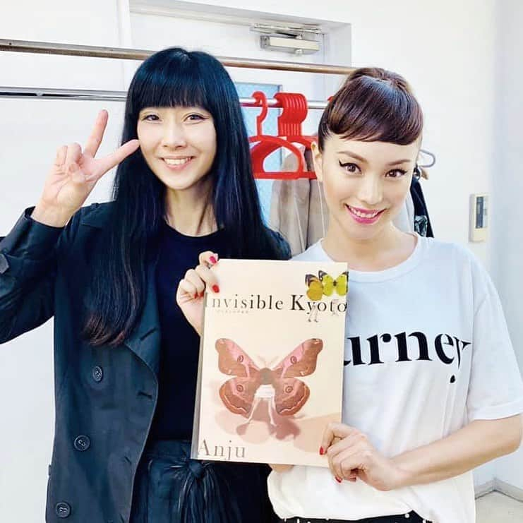 安珠さんのインスタグラム写真 - (安珠Instagram)「かわらず明るくて可愛い蛯原さん♡﻿ 撮影の合間に写真展「Invisible Kyoto 」の図録📘✨﻿ ﻿  ラスト２日❣️ 本日、安珠ギャラリートーク.11:30〜14:30〜16:30〜 安珠写真展「Invisible Kyoto―目に見えぬ平安京― 」 美術館えきKYOTO〜6/30、安珠写真展「Invisible Kyoto - Tokyo edition」ライカGINZA SIX 〜9/24 ﻿ http://kyoto.wjr-isetan.co.jp/museum/exhibition_1907.html ﻿ ﻿ #蛯原友里 #えびちゃん感謝 #安珠写真展 #InvisibleKyoto #目に見えぬ平安京 #美術館えKYOTO﻿ #安珠写真家 #anjuphotographer #安珠」6月29日 11時05分 - anjuphotographer