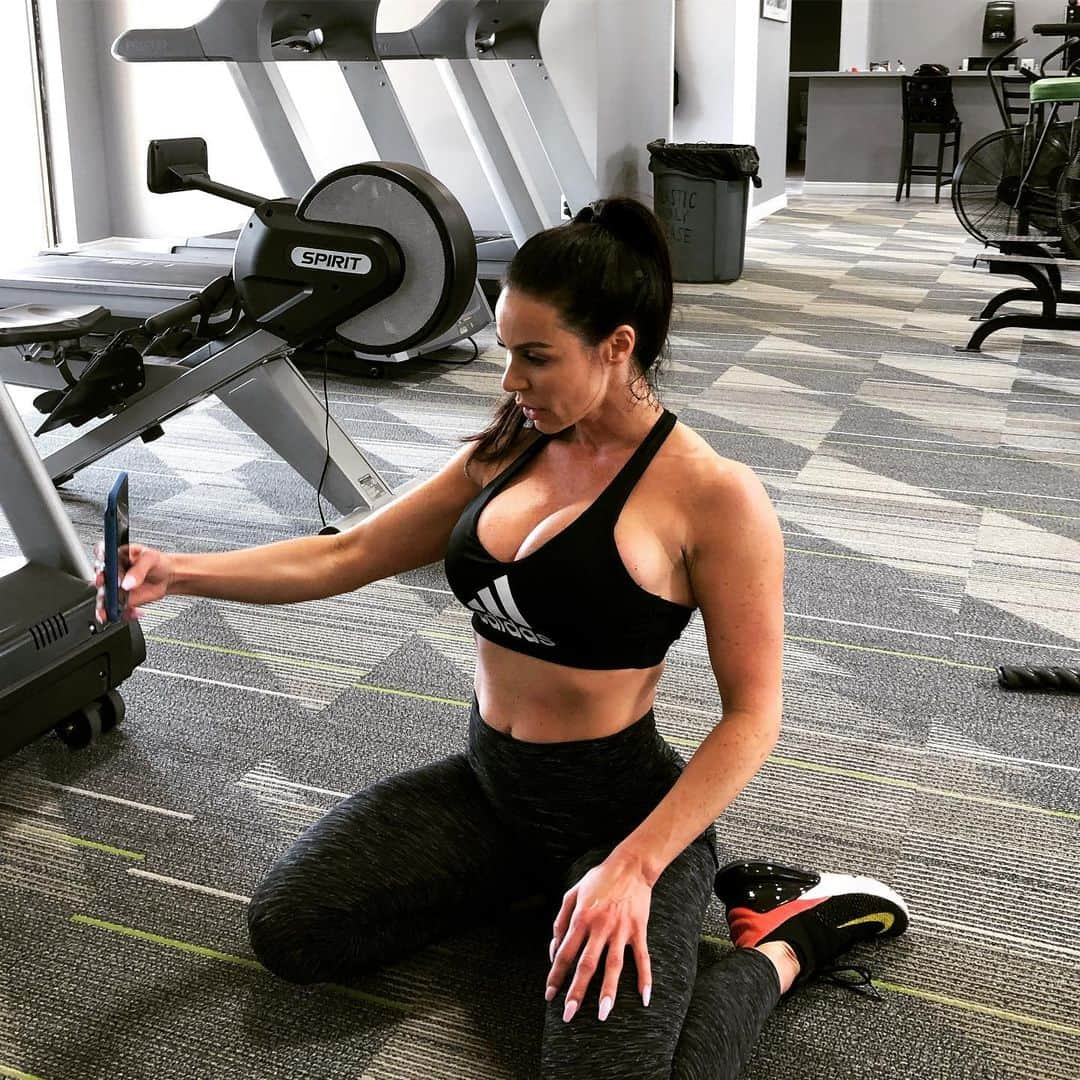 Kendra Lustさんのインスタグラム写真 - (Kendra LustInstagram)「#gymselfie #selfie #caughtintheact 😜 #fridaynight」6月29日 11時13分 - kendralust