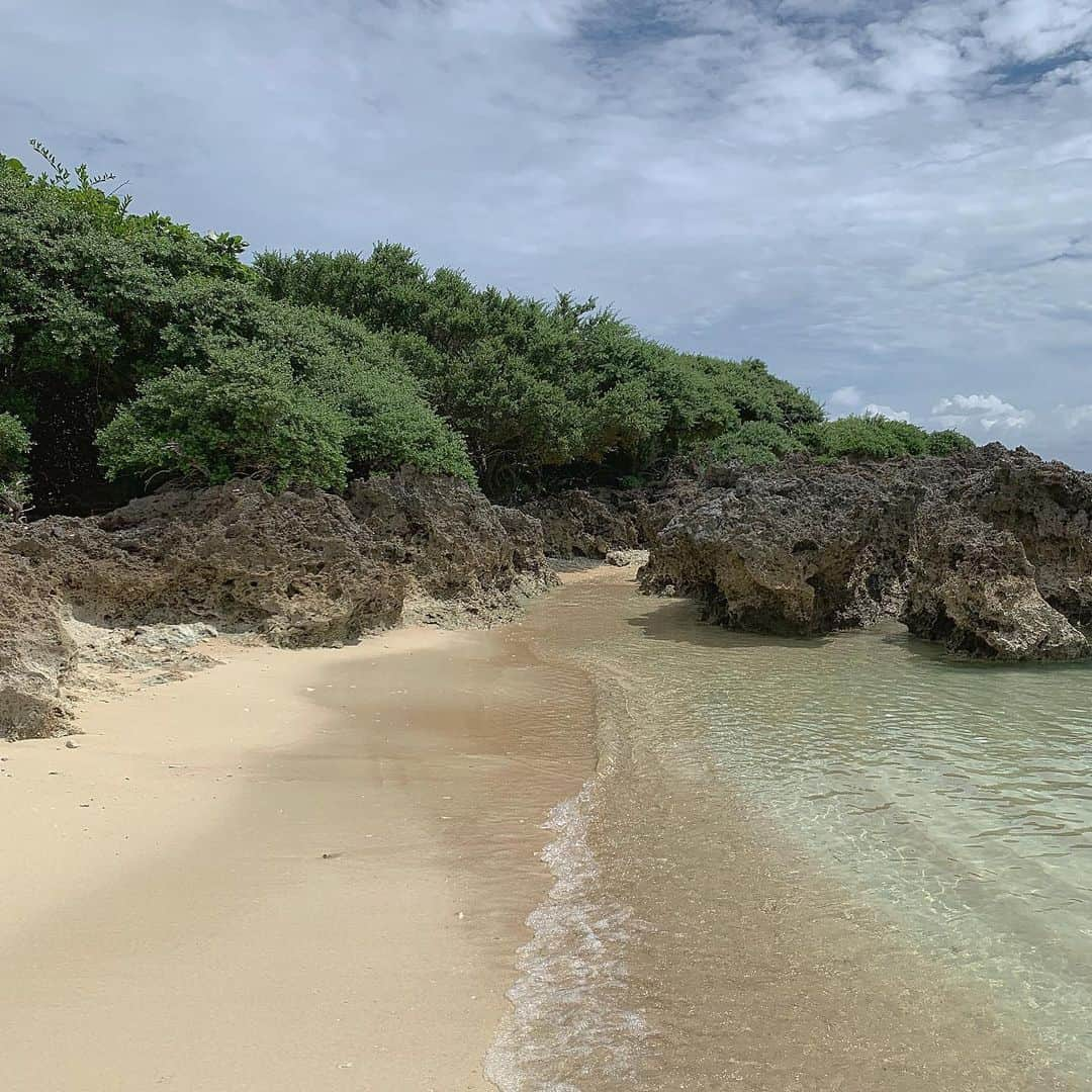 高田茉実さんのインスタグラム写真 - (高田茉実Instagram)「ここは日本ですか？🌴🌴 癒されたー❤︎、 #波照間島 #隠れビーチ #おーりーとーりまみこの旅  #こんなに綺麗な海はじめまして」6月29日 11時25分 - __mamico