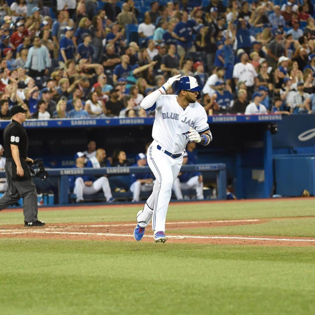 トロント・ブルージェイズさんのインスタグラム写真 - (トロント・ブルージェイズInstagram)「There’s always a runner in scoring position when @yunitogurriel’s at the plate! #PiñaPower🍍」6月29日 11時19分 - bluejays