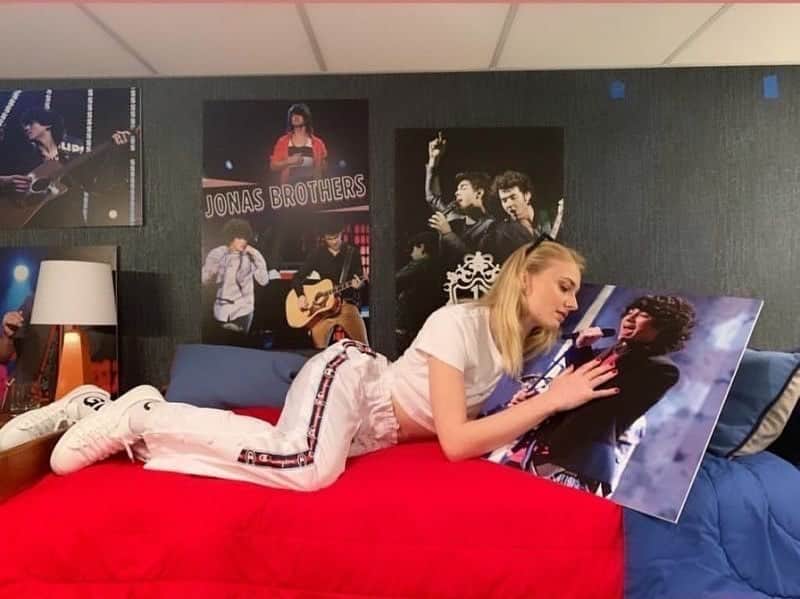 E! Onlineさんのインスタグラム写真 - (E! OnlineInstagram)「Actual image of Sophie's bridal suite tonight, probably. 😆 Hey. If it can't be us marrying Joe Jonas tomorrow, we're so happy it's a fellow Jonas Brothers stan. #TurnerIntoAJonas (📷: Instagram)」6月29日 11時21分 - enews