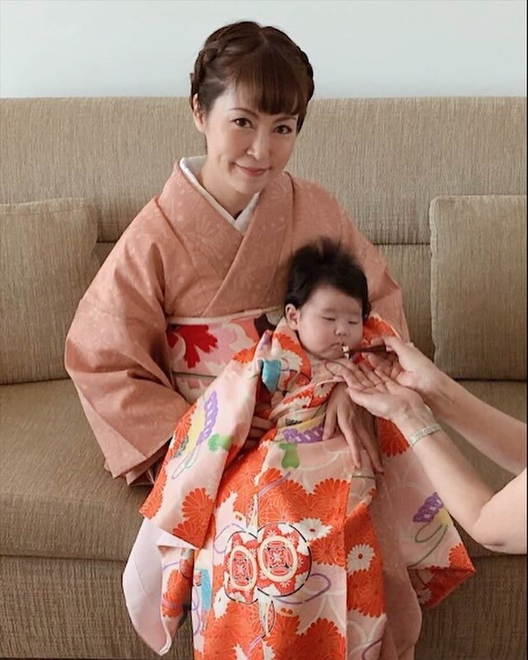 Shokoさんのインスタグラム写真 - (ShokoInstagram)「＊Culture＊ I’ve just celebrated the 100 days for my baby girl a few weeks ago. She was sleeping throughout the whole time.. 😅 Will be sharing more about it on Story. ・ In Japan we call it the ‘Okuizome’ which means first meal. ・ Okuizome is one of the traditional celebration events for Japanese babies which we do on the 100th day after the baby’s birth. ・ It is a tradition that babies are made to pretend to eat their first meal to wish they will never go without food throughout their life. ・ I wore a kimono which was used to be my grandmother that’s passed on to my mother and now me. ・ The baby kimono that she’s wearing used to be mine which I wore on my 100 days. 40 years later... little did I know that my own daughter will be wearing the same kimono.」6月29日 11時34分 - simplytokyo