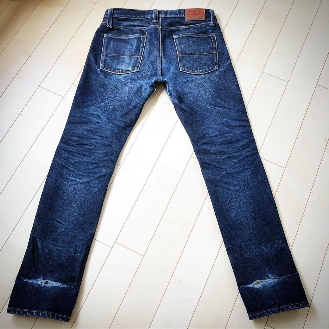 BIG JOHNさんのインスタグラム写真 - (BIG JOHNInstagram)「スタッフ👖onishi👖 23オンスジーンズ【M106G】穿き込みレポート62回目👖 リジット36日👖 1st湯洗い後41日👖 2nd湯洗い後42日👖 3rd湯洗い後42日👖 4th湯洗い後41日👖 5th湯洗い後41日👖 6th湯洗い後49日👖 7th湯洗い後43日👖 計335日着用👖 児島ジーンズストリート、ビッグジョン児島本店、大阪市南船場、ビッグジョン大阪店、祐天寺駅 西口2、ビッグジョン東京店、BIGJOHN ONLINE SHOPで好評発売中👖 @bigjohnshop @bigjohntokyo @bigjohnosaka #bigjohn #bigjohnjeans #jeans #denim #23oz #japan #okayama #kurashiki #kojima #kojima-jeans-street #jeans-street #coordinate #outfit #mystyle #denimcode #nanocolloid #nano #denim-wash #wash #toughjeans #tough #selvedgejeans #selvedge #tax-freeshop #tax-free #denim-street #kurashiki-denim-street」6月29日 11時29分 - bigjohnjeans