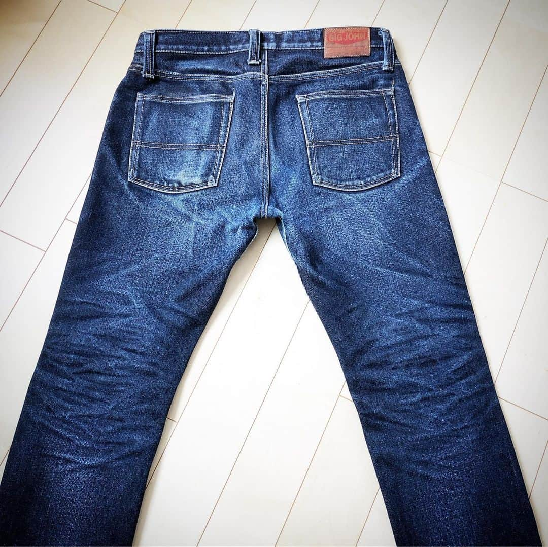 BIG JOHNさんのインスタグラム写真 - (BIG JOHNInstagram)「スタッフ👖onishi👖 23オンスジーンズ【M106G】穿き込みレポート62回目👖 リジット36日👖 1st湯洗い後41日👖 2nd湯洗い後42日👖 3rd湯洗い後42日👖 4th湯洗い後41日👖 5th湯洗い後41日👖 6th湯洗い後49日👖 7th湯洗い後43日👖 計335日着用👖 児島ジーンズストリート、ビッグジョン児島本店、大阪市南船場、ビッグジョン大阪店、祐天寺駅 西口2、ビッグジョン東京店、BIGJOHN ONLINE SHOPで好評発売中👖 @bigjohnshop @bigjohntokyo @bigjohnosaka #bigjohn #bigjohnjeans #jeans #denim #23oz #japan #okayama #kurashiki #kojima #kojima-jeans-street #jeans-street #coordinate #outfit #mystyle #denimcode #nanocolloid #nano #denim-wash #wash #toughjeans #tough #selvedgejeans #selvedge #tax-freeshop #tax-free #denim-street #kurashiki-denim-street」6月29日 11時29分 - bigjohnjeans