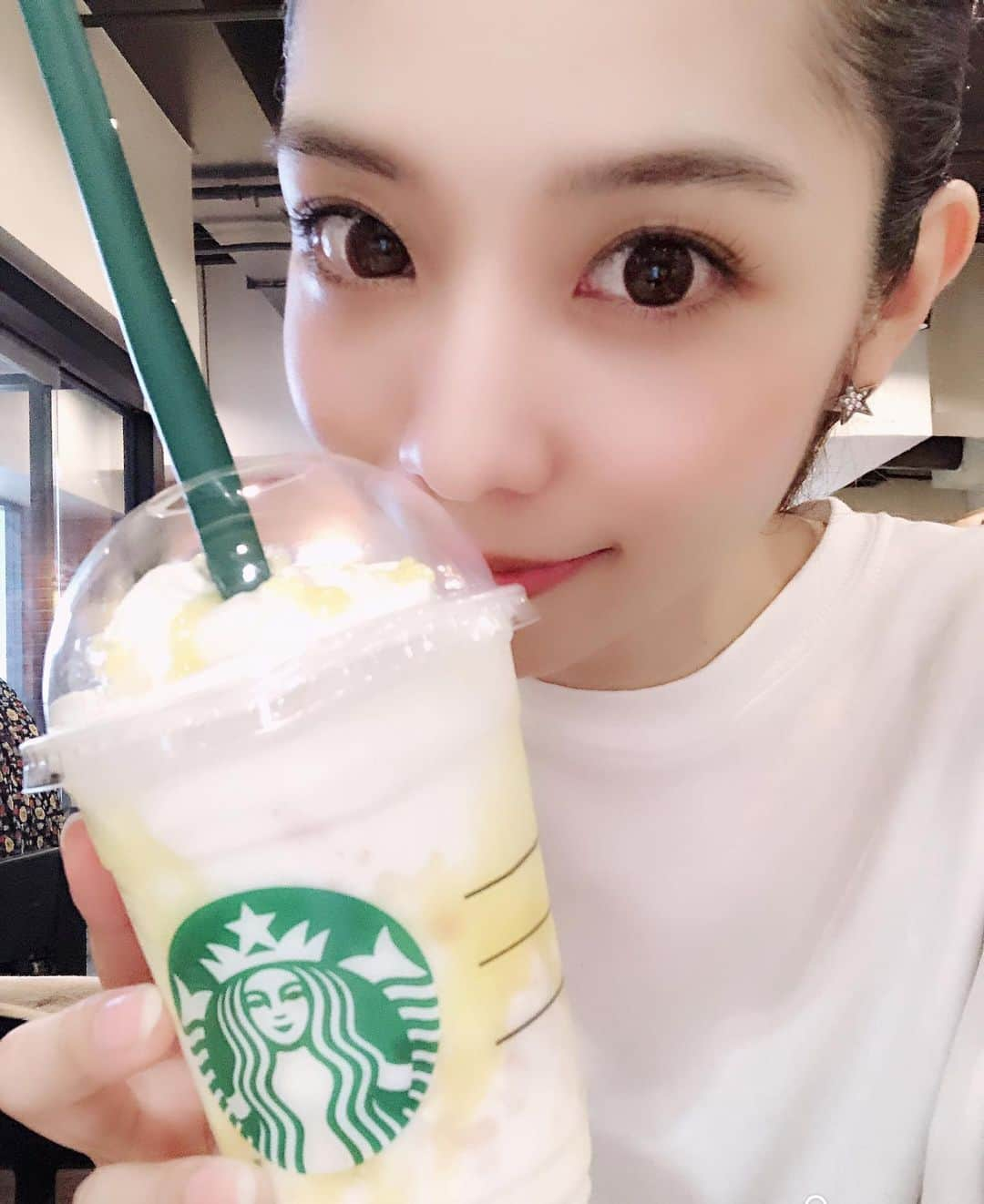 浦田麻緖さんのインスタグラム写真 - (浦田麻緖Instagram)「スタバの新作🍹 レモンヨーグルト発酵フラペチーノ🍋 なんかの味を思い出すんだけど、 なんやっけー？なんか懐かしい味がする🐷  #スタバ #新作 #レモンヨーグルト発酵フラペチーノ #懐かしい #夏 #梅雨 #オールバック #ポニーテール」6月29日 11時31分 - mao.urata