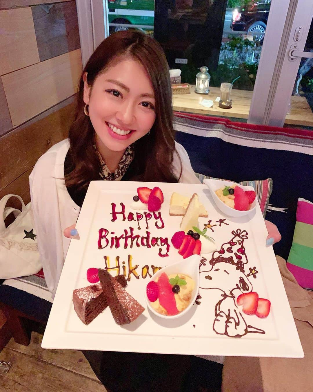 小山ひかるさんのインスタグラム写真 - (小山ひかるInstagram)「6月28日で28歳になりました〜🎂✨ . 自分が28歳とか信じられへん笑 ええ年になってきました笑 . 前日から当日の夜までやのに こんなに私みんなにお祝いしてもらってる🥺❤️ 幸せすぎひん？💓💓 . 声を大にして言える事は 私は友達に本当に恵まれてる🥰🥰 みんな忙しい中ひかるのために 時間をあけてお祝いしようとしてくれ事が 本当に幸せで嬉しいです😭💓 . 雨、台風予報やったのに晴れ女発揮した🙆‍♀️ 当日の誕生月占い1位🙆‍♀️ 大好きな友達にたくさん会えて お祝いしてもらえた😭💓 幸先良すぎる🎉🎉笑 . 沢山のメッセージもありがとうございました🥺💕 . 28歳も ポジティブで明るく感謝の気持ちを 忘れずキラキラ輝く1年にしたいと思います😊💕 . そして 応援してくれるみなさんに 沢山の笑顔とハッピーを送れるように、 頑張りますのでこれからも 応援よろしくお願いします❤️❤️❤️ . しばらくお誕生日投稿続きそう〜笑 . . #mybirthday #誕生日 #お誕生日 #6月28日 #6月 #6月生まれ #june #28日 #birthday #ありがとう #thankyou #幸せ #happy #happygirl #大好き #bf #bff #28歳 #アラサー #そろそろ年齢言いたくない #でも誕生日は嬉しい #ええ大人 #ええ歳 #小山ひかる #誕生日祝い #お誕生日祝い #これからもよろしくね」6月29日 11時40分 - hikaru_kym