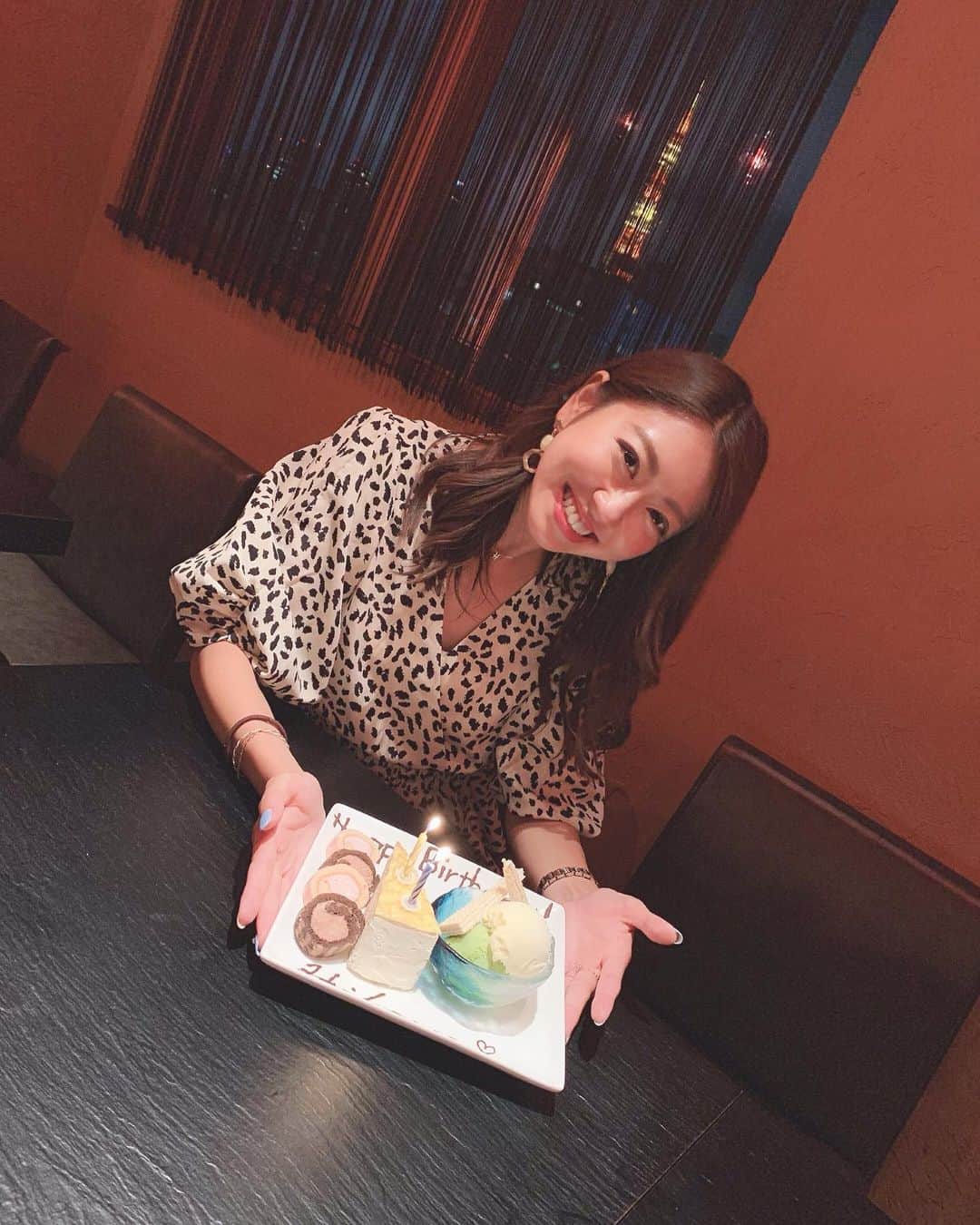 小山ひかるさんのインスタグラム写真 - (小山ひかるInstagram)「6月28日で28歳になりました〜🎂✨ . 自分が28歳とか信じられへん笑 ええ年になってきました笑 . 前日から当日の夜までやのに こんなに私みんなにお祝いしてもらってる🥺❤️ 幸せすぎひん？💓💓 . 声を大にして言える事は 私は友達に本当に恵まれてる🥰🥰 みんな忙しい中ひかるのために 時間をあけてお祝いしようとしてくれ事が 本当に幸せで嬉しいです😭💓 . 雨、台風予報やったのに晴れ女発揮した🙆‍♀️ 当日の誕生月占い1位🙆‍♀️ 大好きな友達にたくさん会えて お祝いしてもらえた😭💓 幸先良すぎる🎉🎉笑 . 沢山のメッセージもありがとうございました🥺💕 . 28歳も ポジティブで明るく感謝の気持ちを 忘れずキラキラ輝く1年にしたいと思います😊💕 . そして 応援してくれるみなさんに 沢山の笑顔とハッピーを送れるように、 頑張りますのでこれからも 応援よろしくお願いします❤️❤️❤️ . しばらくお誕生日投稿続きそう〜笑 . . #mybirthday #誕生日 #お誕生日 #6月28日 #6月 #6月生まれ #june #28日 #birthday #ありがとう #thankyou #幸せ #happy #happygirl #大好き #bf #bff #28歳 #アラサー #そろそろ年齢言いたくない #でも誕生日は嬉しい #ええ大人 #ええ歳 #小山ひかる #誕生日祝い #お誕生日祝い #これからもよろしくね」6月29日 11時40分 - hikaru_kym