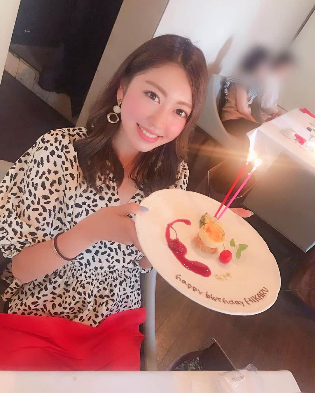 小山ひかるさんのインスタグラム写真 - (小山ひかるInstagram)「6月28日で28歳になりました〜🎂✨ . 自分が28歳とか信じられへん笑 ええ年になってきました笑 . 前日から当日の夜までやのに こんなに私みんなにお祝いしてもらってる🥺❤️ 幸せすぎひん？💓💓 . 声を大にして言える事は 私は友達に本当に恵まれてる🥰🥰 みんな忙しい中ひかるのために 時間をあけてお祝いしようとしてくれ事が 本当に幸せで嬉しいです😭💓 . 雨、台風予報やったのに晴れ女発揮した🙆‍♀️ 当日の誕生月占い1位🙆‍♀️ 大好きな友達にたくさん会えて お祝いしてもらえた😭💓 幸先良すぎる🎉🎉笑 . 沢山のメッセージもありがとうございました🥺💕 . 28歳も ポジティブで明るく感謝の気持ちを 忘れずキラキラ輝く1年にしたいと思います😊💕 . そして 応援してくれるみなさんに 沢山の笑顔とハッピーを送れるように、 頑張りますのでこれからも 応援よろしくお願いします❤️❤️❤️ . しばらくお誕生日投稿続きそう〜笑 . . #mybirthday #誕生日 #お誕生日 #6月28日 #6月 #6月生まれ #june #28日 #birthday #ありがとう #thankyou #幸せ #happy #happygirl #大好き #bf #bff #28歳 #アラサー #そろそろ年齢言いたくない #でも誕生日は嬉しい #ええ大人 #ええ歳 #小山ひかる #誕生日祝い #お誕生日祝い #これからもよろしくね」6月29日 11時40分 - hikaru_kym