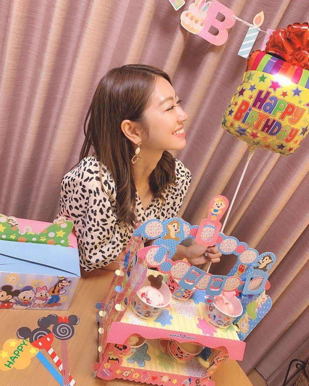 小山ひかるさんのインスタグラム写真 - (小山ひかるInstagram)「6月28日で28歳になりました〜🎂✨ . 自分が28歳とか信じられへん笑 ええ年になってきました笑 . 前日から当日の夜までやのに こんなに私みんなにお祝いしてもらってる🥺❤️ 幸せすぎひん？💓💓 . 声を大にして言える事は 私は友達に本当に恵まれてる🥰🥰 みんな忙しい中ひかるのために 時間をあけてお祝いしようとしてくれ事が 本当に幸せで嬉しいです😭💓 . 雨、台風予報やったのに晴れ女発揮した🙆‍♀️ 当日の誕生月占い1位🙆‍♀️ 大好きな友達にたくさん会えて お祝いしてもらえた😭💓 幸先良すぎる🎉🎉笑 . 沢山のメッセージもありがとうございました🥺💕 . 28歳も ポジティブで明るく感謝の気持ちを 忘れずキラキラ輝く1年にしたいと思います😊💕 . そして 応援してくれるみなさんに 沢山の笑顔とハッピーを送れるように、 頑張りますのでこれからも 応援よろしくお願いします❤️❤️❤️ . しばらくお誕生日投稿続きそう〜笑 . . #mybirthday #誕生日 #お誕生日 #6月28日 #6月 #6月生まれ #june #28日 #birthday #ありがとう #thankyou #幸せ #happy #happygirl #大好き #bf #bff #28歳 #アラサー #そろそろ年齢言いたくない #でも誕生日は嬉しい #ええ大人 #ええ歳 #小山ひかる #誕生日祝い #お誕生日祝い #これからもよろしくね」6月29日 11時40分 - hikaru_kym