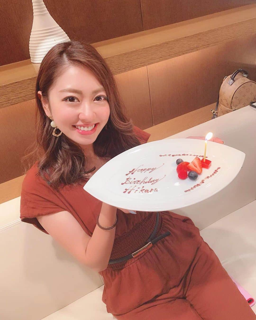 小山ひかるさんのインスタグラム写真 - (小山ひかるInstagram)「6月28日で28歳になりました〜🎂✨ . 自分が28歳とか信じられへん笑 ええ年になってきました笑 . 前日から当日の夜までやのに こんなに私みんなにお祝いしてもらってる🥺❤️ 幸せすぎひん？💓💓 . 声を大にして言える事は 私は友達に本当に恵まれてる🥰🥰 みんな忙しい中ひかるのために 時間をあけてお祝いしようとしてくれ事が 本当に幸せで嬉しいです😭💓 . 雨、台風予報やったのに晴れ女発揮した🙆‍♀️ 当日の誕生月占い1位🙆‍♀️ 大好きな友達にたくさん会えて お祝いしてもらえた😭💓 幸先良すぎる🎉🎉笑 . 沢山のメッセージもありがとうございました🥺💕 . 28歳も ポジティブで明るく感謝の気持ちを 忘れずキラキラ輝く1年にしたいと思います😊💕 . そして 応援してくれるみなさんに 沢山の笑顔とハッピーを送れるように、 頑張りますのでこれからも 応援よろしくお願いします❤️❤️❤️ . しばらくお誕生日投稿続きそう〜笑 . . #mybirthday #誕生日 #お誕生日 #6月28日 #6月 #6月生まれ #june #28日 #birthday #ありがとう #thankyou #幸せ #happy #happygirl #大好き #bf #bff #28歳 #アラサー #そろそろ年齢言いたくない #でも誕生日は嬉しい #ええ大人 #ええ歳 #小山ひかる #誕生日祝い #お誕生日祝い #これからもよろしくね」6月29日 11時40分 - hikaru_kym