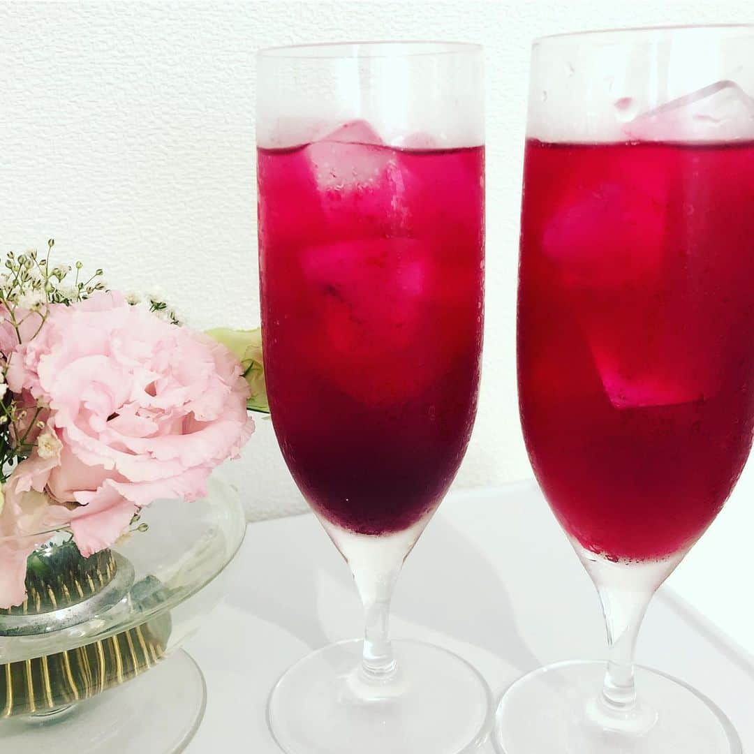のインスタグラム：「紫蘇ジュース完成🥤 . . 小さい時に幼馴染の家や、お母さんのお友達の家でよくこの時期にご馳走になってた紫蘇ジュース🥤 . . 生協で紫蘇を売っていたので、 頑張って作ってみた‼️ . 作ろう‼️ って思った時にやらなきゃ、 私一生やらへんからな（笑） . とっても美味しく出来た❤️ . さぁ、今日は余った紫蘇でふりかけと漬物作らなあかんな💦 . . ご近所さん、飲みにきてね（笑） . . ◎アレルギー症状を軽減する効果 ◎食欲増進効果 ◎目の健康に働きかける効果 ◎免疫力を高める効果 ◎骨や歯を丈夫にする効果 ◎ストレスをやわらげる効果 ◎疲労回復効果 ◎貧血を予防する効果 ◎血液をサラサラにする効果 . . らしいよ！ . #手作り紫蘇ジュース #手作り #紫蘇ジュース #ステキな色」