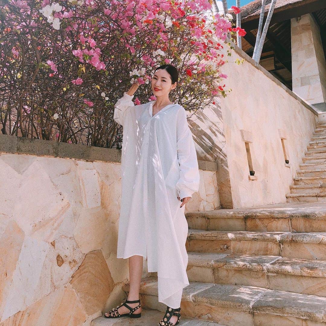 ソンミさんのインスタグラム写真 - (ソンミInstagram)「この夏ゲットして良かったなと つくづく思う @akte_official のワンピース。  一枚で着ても羽織って着ても良しで本当お気に入り♡♡♡ 日本だけじゃなく今回のバリでも大活躍してくれたの。  #bali #ayanaresort #resort #rockbar #sunset #holiday #trip #girlstrip #ootd #outfit #onepiece  #女子旅 #バリ  #ソンミ服」6月29日 11時44分 - sonchan0111