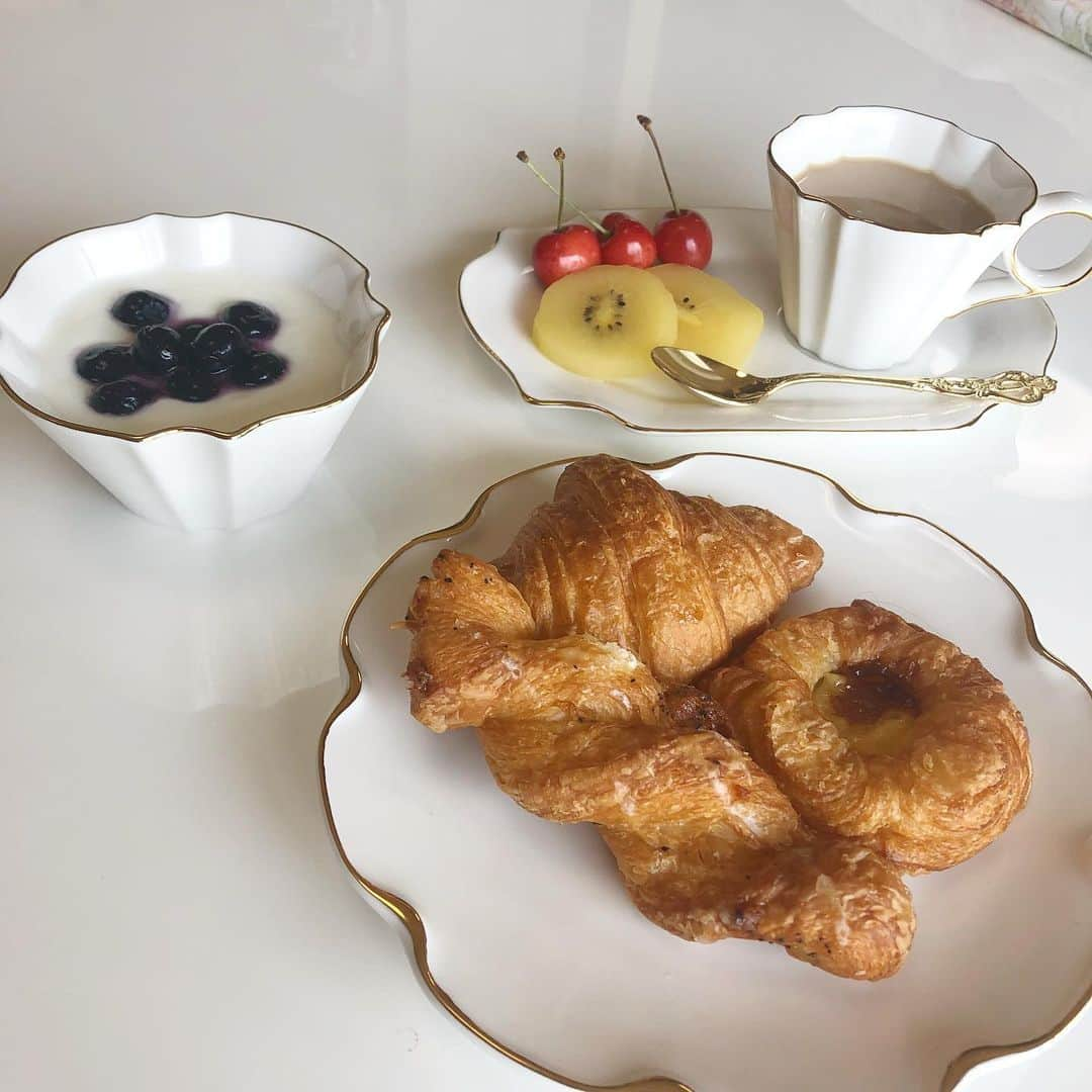 中嶋桃花さんのインスタグラム写真 - (中嶋桃花Instagram)「Francfrancで買った可愛い食器をずっとずっと使いたくて でもゆっくりご飯作る時間あるときがなくてようやく出番が来たお皿たち❤︎❤︎❤︎ はぁかわいい。  お皿が可愛いだけでこんなにテンション上がるのね🍴🥨 スクランブルエッグは得意なの🥚笑」6月29日 11時45分 - momoka_nakajima