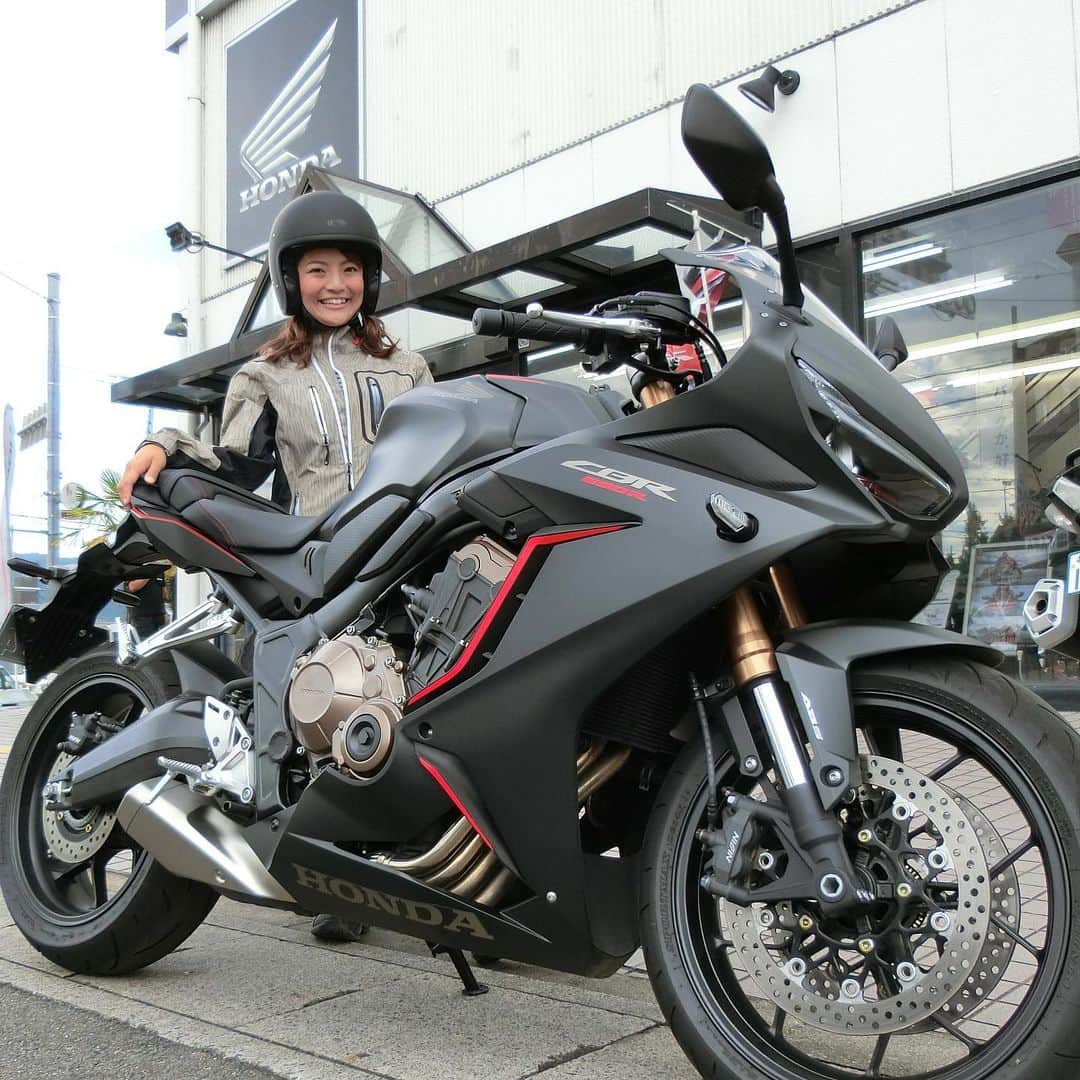 きのせひかるさんのインスタグラム写真 - (きのせひかるInstagram)「👒カシラのお帽子さんと﻿ ホンダのおバイクさん🏍💕﻿ ﻿ #ガールズバイカー ( @girlsbiker_zokeisha )﻿ 最新号は7月1日発売🏖﻿ ﻿ お楽しみにね〜♫﻿ ﻿ ﻿ *☼*―――――*☼*―――――﻿ ﻿ ﻿ ｢本読みの時間｣プレゼンツ﻿ 『ハードボイルド絵本』﻿ ﻿ 【日時】7月1日(月) 20:00〜﻿ ﻿ 【場所】ワイルドバンチ( @bc_wildbunch )﻿ ﻿ 【料金】投げ銭﻿ ﻿ 【出演】 ﻿ #甲斐祐子 ( @kaiyukan )﻿ #徳田祐介 ( @yuusuke.tokuda )﻿ #きのせひかる ( @hikarukinose )﻿ ﻿ ﻿ *☼*―――――*☼*―――――﻿ ﻿ ﻿ ラグビーを歌って語ろう！in大阪﻿ ﻿ 【日程】7月3日(水)﻿ ﻿ 【時間】開場 18:30 / 開演 19:00﻿ ﻿ 【場所】studio&café MAKE( @studio.cafe.make )﻿ ﻿ 【料金】4,000円（ワンドリンク付き）﻿ ﻿ 【出演】 ﻿ #門松良祐 ( @ryosukekadomatsu )﻿ #若林美樹 ( @mikiwakuishinbo )﻿ #村上晃一 ( @koichifullback )﻿ きのせひかる﻿ ﻿ 【内容】﻿ 東京、横浜で好評を博しているラグビーソング＆トークライブが、ついに大阪で開催！ラグビー応援ソングを歌うシンガーソングライター・門松良祐、若林美樹を迎え、ラグビージャーナリスト・村上晃一、ラグビー番組『熱血！トライあんぐる』パーソナリティ・きのせひかるが、楽しくラグビーを語ります。﻿ ﻿ 【定員】50名(来場順に入場)﻿ ﻿ 【予約】﻿ @hikarukinose  トップページのリンクから↑﻿ ﻿ ﻿ *☼*―――――*☼*―――――﻿ ﻿ ﻿ #rwc2019 #rugby #ca4la  #motorcycle #honda #cbr650r  #バイク #バイク女子 #バイクのある風景  #バイクが好きだ #バイク好きな人と繋がりたい  #マリンキャップ #カシラ #ホンダ #ラグビー #絵本 #朗読 #関西小劇場」6月29日 11時54分 - hikarukinose