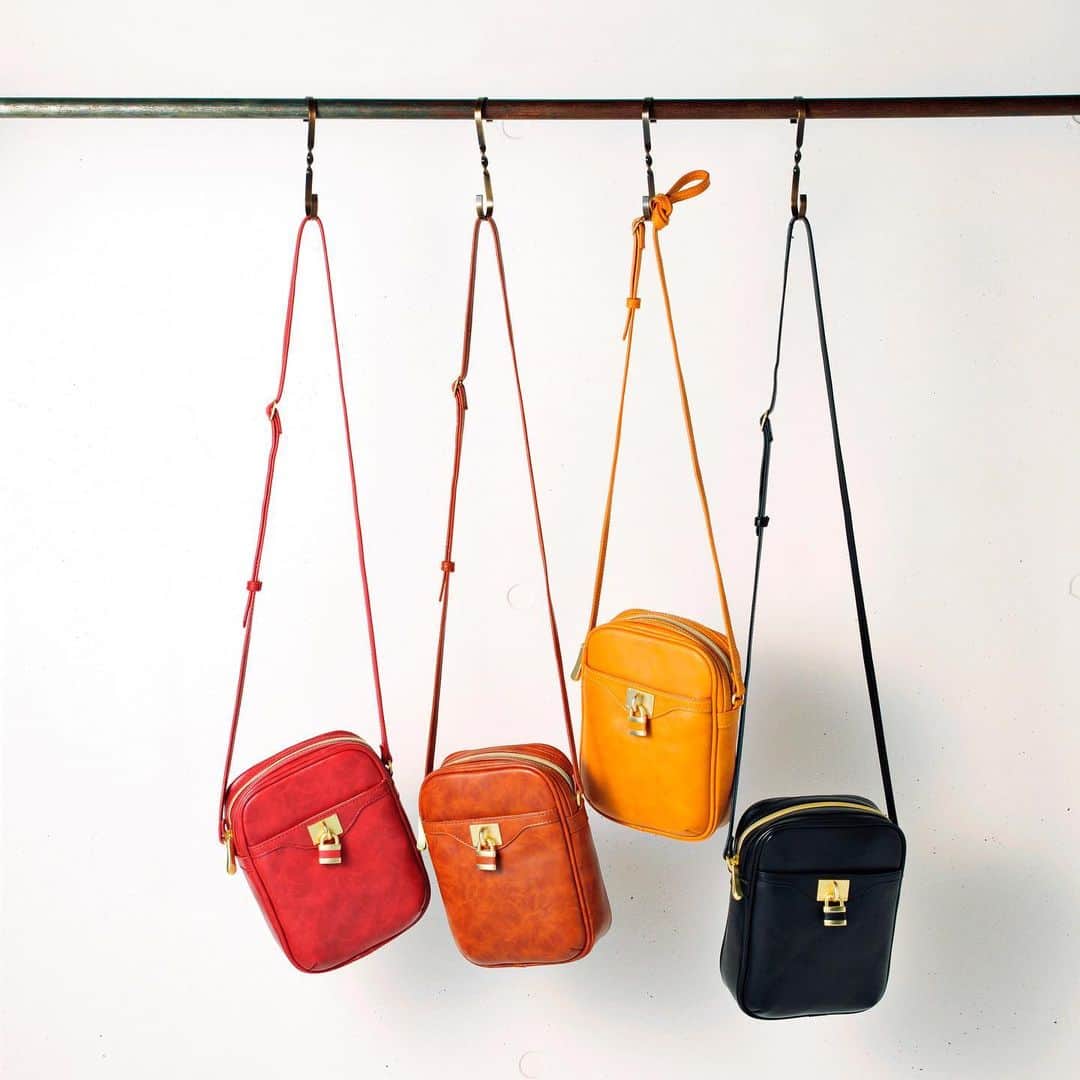 シャンブルオフィシャルさんのインスタグラム写真 シャンブルオフィシャルinstagram ゆったりと贅沢な時間を共に過ごすブランド Mushroom より新作バッグの紹介です タテ型のミニショルダーはこれからの時期のお出かけにおすすめ ブラウンや