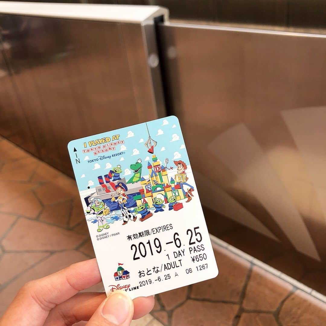 Yukaさんのインスタグラム写真 - (YukaInstagram)「期間限定のフリーきっぷ 1 Day Pass ¥650 ダッフィーとトイストーリー、全部で四種類ある めっちゃかわいいから、 二枚買っちゃった🙈🙈(またお金の無駄使いwww) * しかも電車乗った時に、なんと、ダッフィーの電車が来た😍 外も中身もダッフィーだらけだった🙈 * 「ダッフィーのサニーファン・ライナー」の運行期間は2019/8/27まで😉 * 夜の往復電車でミッキー型の窓にミッキーの顔が映ってた☺️ すごいラッキーだった✌🏻✌🏻 * * 這次迪士尼的一日車票居然出了達菲和玩總系列共四款的圖案 腦波弱各選了兩款收藏😍😍😍 * 然後等車時，來的居然是達菲夏日限定款列車 回來查資料發現只有第一節車廂有 就這麼剛好我那天在第一節車廂等車😳 限定車廂只到8月27日，大家把握機會！ * 另外另外，回程時搭的車，米奇臉型的窗戶，居然也都加上表情 對於這種突如其來的小驚喜感到好滿足😭 但回程電車實在太多人就沒有好好拍，照片只有一張😓 * * #tokyodisneysea#tokyodisneyresort#disney#tdr#tds#tanabata#yukata#disneysea#disney#東京ディズニーシー#東京ディズニーリゾート#七夕ディズニー#七夕#七夕祭り#晴れ#舞浜#インスタ映え#カメラ女子#写真好きな人と繋がりたい#ダッフィーサニーファンライナー#ディズニーリゾートライン#ミッキー#ディズニー電車#フリーきっぷ#ディズニー部#ディズニーリゾート#ディズニー写真部」6月29日 12時09分 - loveyuka06