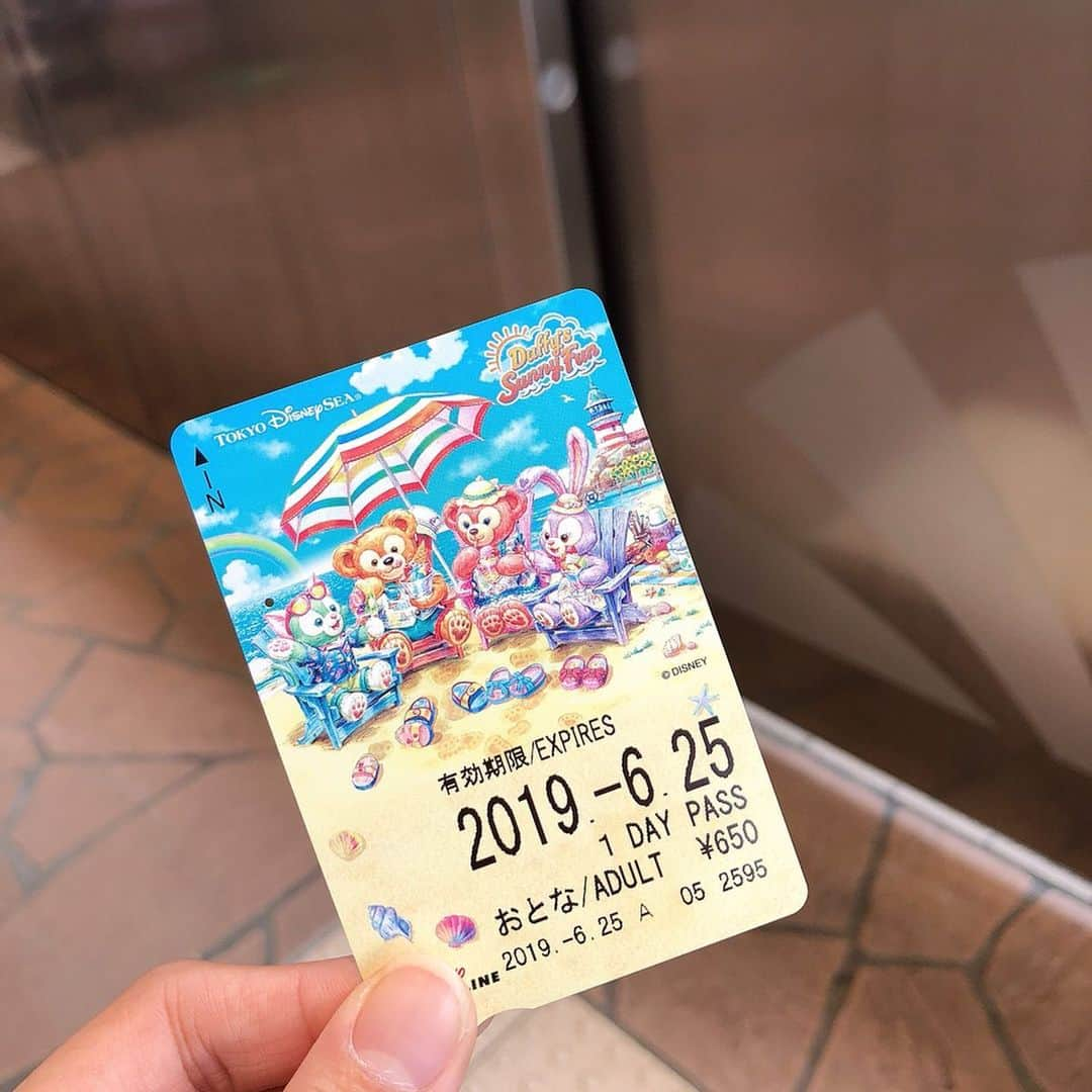 Yukaさんのインスタグラム写真 - (YukaInstagram)「期間限定のフリーきっぷ 1 Day Pass ¥650 ダッフィーとトイストーリー、全部で四種類ある めっちゃかわいいから、 二枚買っちゃった🙈🙈(またお金の無駄使いwww) * しかも電車乗った時に、なんと、ダッフィーの電車が来た😍 外も中身もダッフィーだらけだった🙈 * 「ダッフィーのサニーファン・ライナー」の運行期間は2019/8/27まで😉 * 夜の往復電車でミッキー型の窓にミッキーの顔が映ってた☺️ すごいラッキーだった✌🏻✌🏻 * * 這次迪士尼的一日車票居然出了達菲和玩總系列共四款的圖案 腦波弱各選了兩款收藏😍😍😍 * 然後等車時，來的居然是達菲夏日限定款列車 回來查資料發現只有第一節車廂有 就這麼剛好我那天在第一節車廂等車😳 限定車廂只到8月27日，大家把握機會！ * 另外另外，回程時搭的車，米奇臉型的窗戶，居然也都加上表情 對於這種突如其來的小驚喜感到好滿足😭 但回程電車實在太多人就沒有好好拍，照片只有一張😓 * * #tokyodisneysea#tokyodisneyresort#disney#tdr#tds#tanabata#yukata#disneysea#disney#東京ディズニーシー#東京ディズニーリゾート#七夕ディズニー#七夕#七夕祭り#晴れ#舞浜#インスタ映え#カメラ女子#写真好きな人と繋がりたい#ダッフィーサニーファンライナー#ディズニーリゾートライン#ミッキー#ディズニー電車#フリーきっぷ#ディズニー部#ディズニーリゾート#ディズニー写真部」6月29日 12時09分 - loveyuka06