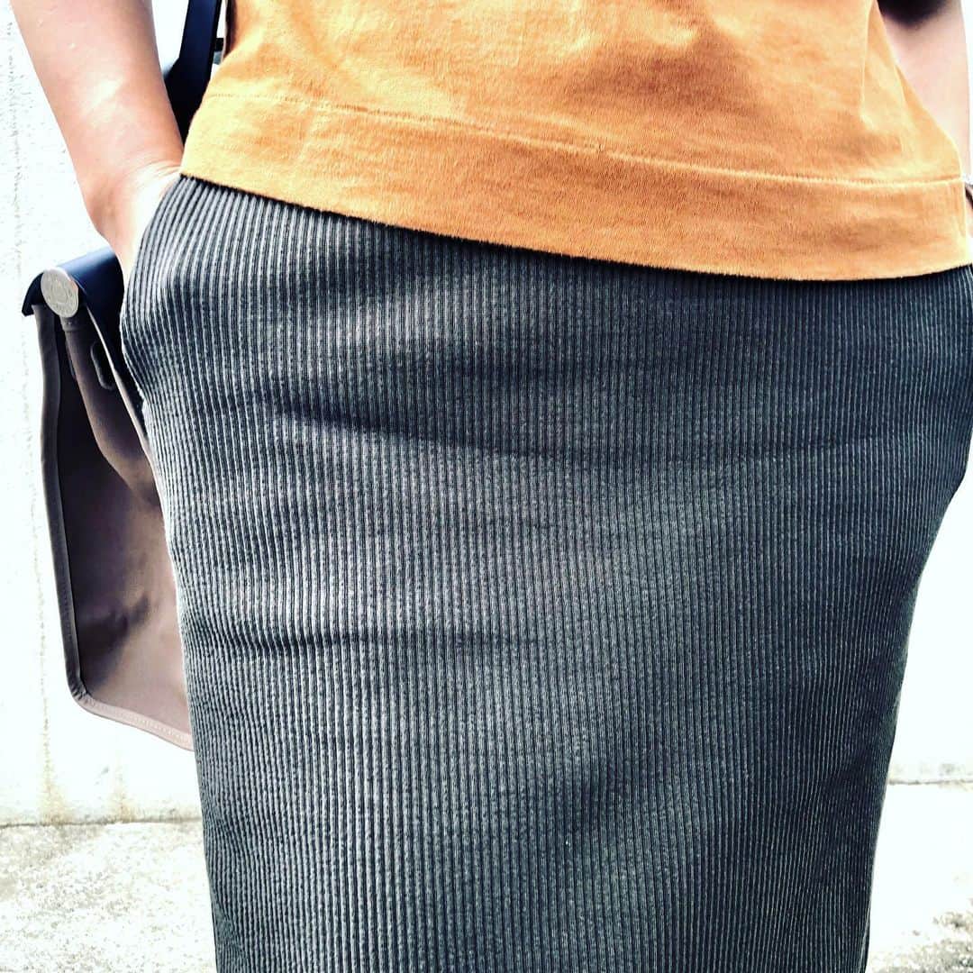 望月律子さんのインスタグラム写真 - (望月律子Instagram)「今日はカーキで☺︎❤︎ 昨日のスカートの色違い。 素材はリブカットソーで履いていると少々伸びますので、はじめのサイズのセレクトはタイトめをおすすめします☺︎ #uniqlo  #タイトスカート #アースカラーコーデ #他の色も買おうかな」6月29日 12時09分 - ritsukomochizuki