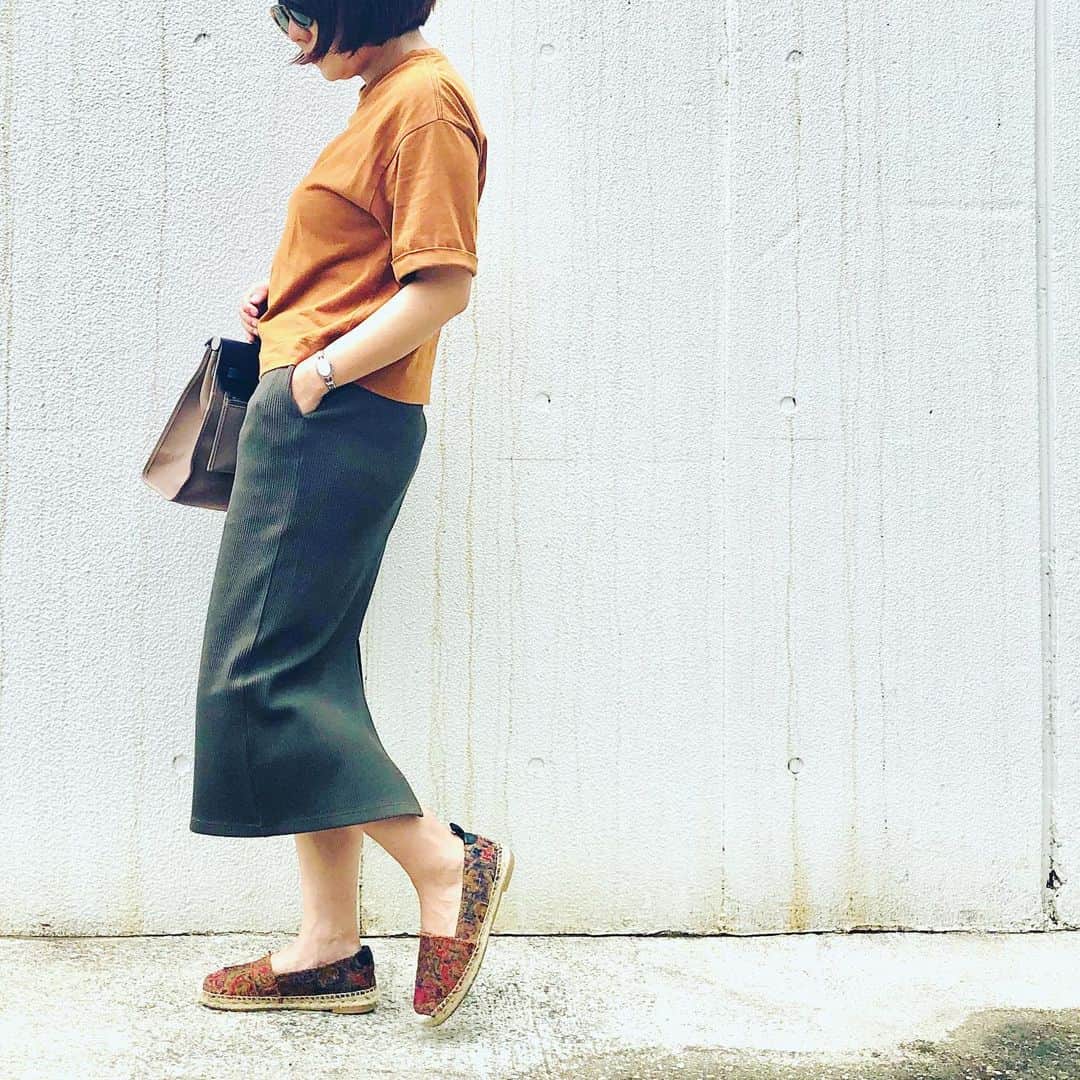 望月律子さんのインスタグラム写真 - (望月律子Instagram)「今日はカーキで☺︎❤︎ 昨日のスカートの色違い。 素材はリブカットソーで履いていると少々伸びますので、はじめのサイズのセレクトはタイトめをおすすめします☺︎ #uniqlo  #タイトスカート #アースカラーコーデ #他の色も買おうかな」6月29日 12時09分 - ritsukomochizuki