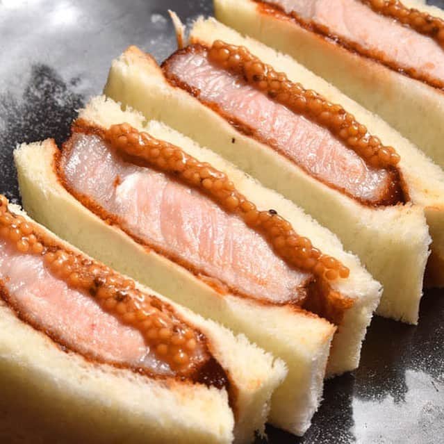 のインスタグラム：「オープン直後から話題沸騰中の新店『テクストゥーラ（TexturA）』。中華とスペイン料理が楽しめる斬新さ！酢豚、と言われて出てくるのが、なんとこのビジュアル！ カツサンド！ 最中には、可愛い店名入り。  #東カレ倶楽部  #東京カレンダー #gourmet #foodie #有楽町 #東カレ」