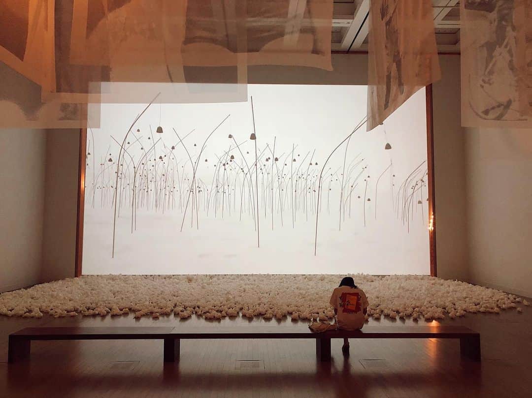 大屋夏南さんのインスタグラム写真 - (大屋夏南Instagram)「Christian Boltanski — Lifetime  If you haven’t checked yet,you should.  国立新美術館のクリスチャン・ボルタスキーすっっっごく良かった！音も光も全部計算されてて、一つ一つのアート作品をバラバラに見るんじゃなくて、全体で1つの作品を”経験”する感じ。また行く❣️ ・ ・ #art #christianboltanski #tokyo」6月29日 12時03分 - __kana_oya__