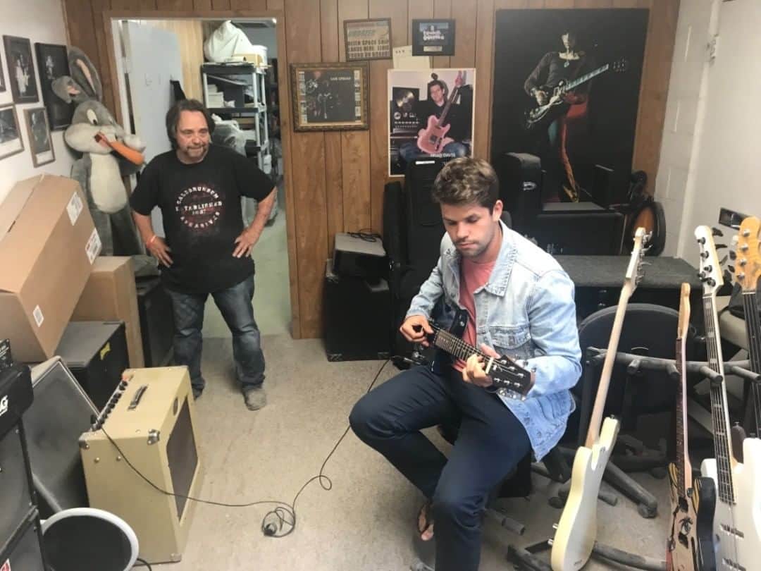 マックス・カーバーのインスタグラム：「Two years ago, my Dad and i had a grand plan to design, shape and build a guitar. We cut it up in our woodshop at home, hand sanded it, got all the right parts and made sure we had THE pro, Pat Wilkins, check our work and throw down the perfect paintjob. Today, we picked it up and it’s a true joy to play #dreamscometrue」