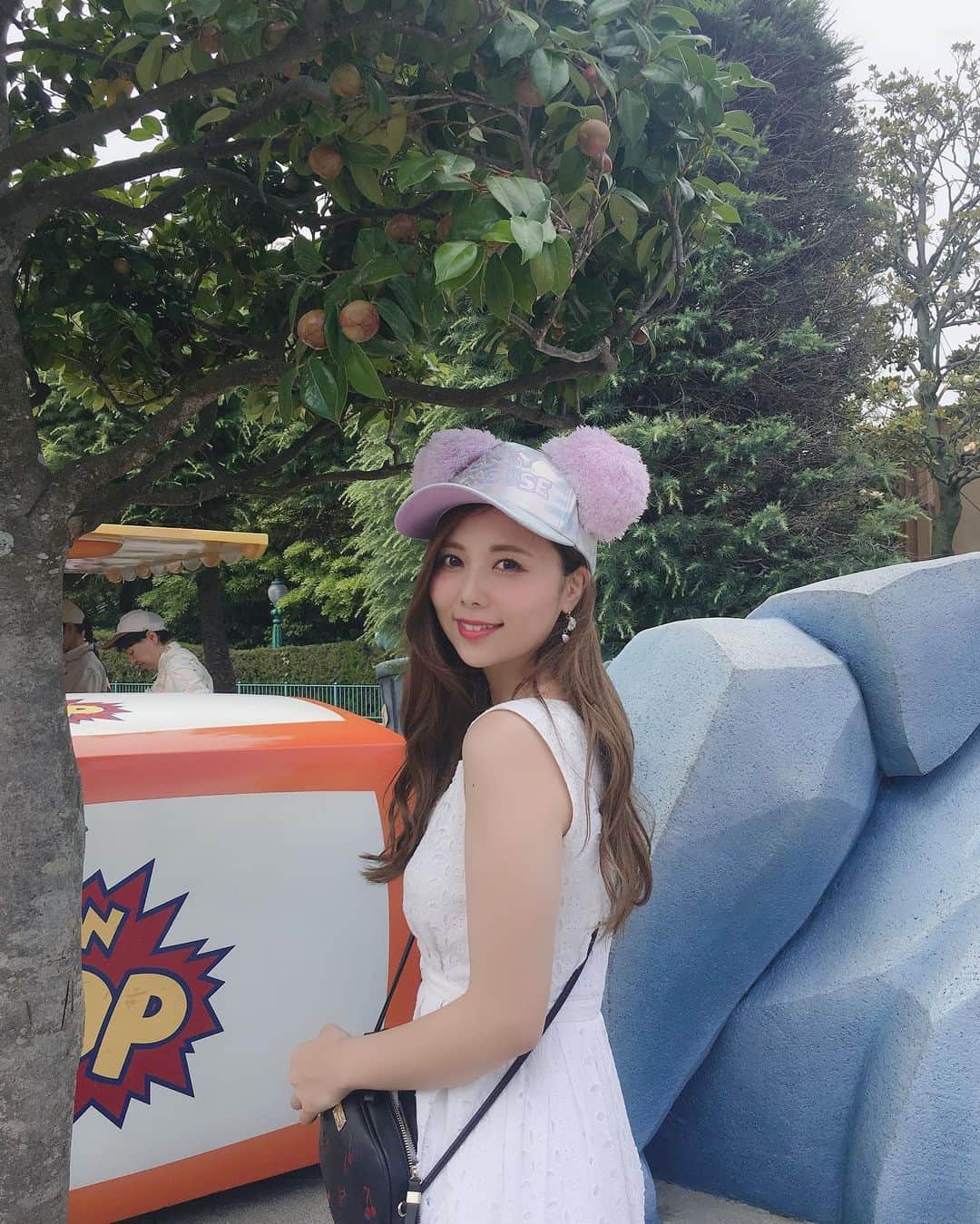 西村季里子のインスタグラム：「・ Tokyo Disney Land🐭🏰🎈 見事に雨模様だったのに、 きのうは晴れ女発揮した☀️ 日焼け予防にもなるし、 派手帽子も買ったんだけど大満足💖 普段もかぶりたいくらいお気に入り💓← ツーデイズできたからきょうも楽しむ🥰 たくさん写真撮ったから しばらくディズニー投稿多めです🌺 #disney #disneyland #tokyodisneyland  #disneyresort #tokyodisneyresort  #ディズニー#ディズニーランド#東京ディズニーランド #舞浜#ミッキー#ミッキーマウス#mickey  #キャップ#ミッキーキャップ#派手 #ディズニーコーデ#ワンピ#ワンピース #レディアゼル#ツーデイズ#晴れ女#今日は雨 #白石麻衣#まいやん#乃木坂46 #乃木坂#アイドル #follow#followme」