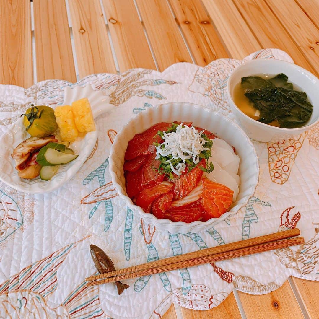 のインスタグラム：「昨日買ったマグロとサーモン、シラス、イカを🦑 1人で消費出来るわけもなく🤣😭w 連日のお刺身尽くし🤔 しかし💡 梅雨で行けてない三崎のマグロ丼が 恋しくなり、、あれだ！！っと✨ 漬けにするだけで、味の印象も変わり 飽きない😋 後は、盛り付けを変えるだけ🤣👍（笑）  梅雨だから🏄‍♂️Supも土日は雨予報になり 海の家伴いクローズに😭 小網代の森も雨だと行けないし、、 悲しいけど😢 雨は雨で☔️家を楽しむ😊 来週はもう7月ですよー‼️ 夏ですよ(((o(*ﾟ▽ﾟ*)o)))♡ 今日は デザートにアジサイゼリーを 作ろうかしら🤔 お部屋の断捨離が終わったら（笑）  #マグロ丼 #漬け丼  #鎌倉 で買った #マグロ  が美味しすぎてビックリ #連日 #刺身 #海の幸 #ありがたい  #sea #fish #itadakimasu #ありがとう #海 #サーモン #しらす #イカ #味噌汁  #おうちごはん #ランチ #お昼ご飯  #湘南 #湘南ライフ #海鮮丼 #好きな物を作る #盛り付け 変えただけ（笑）#箸置き 今日は #イルカ 🐬 #ランチョンマット #リバーシブル #hawaii」
