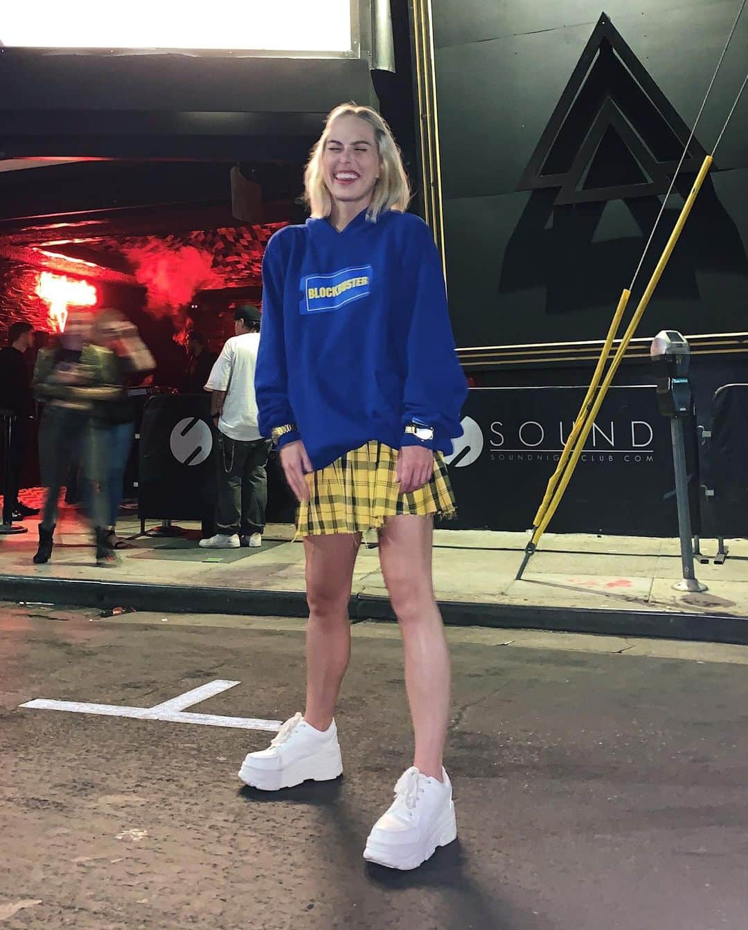 Carter Cruiseさんのインスタグラム写真 - (Carter CruiseInstagram)「failing at keeping my eyes open but still winning with this fit 👀 & yeah, I got two watches on. what about it?! >>>> swipe 2 see the front 💛💙 thank u @dumbgood for the gear!」6月29日 12時11分 - cartercruise