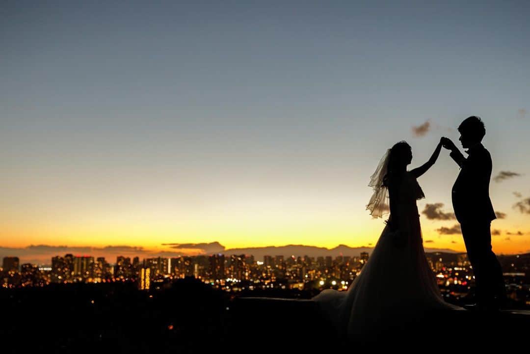 ファーストウエディング公式 ハワイウエディングさんのインスタグラム写真 - (ファーストウエディング公式 ハワイウエディングInstagram)「カイムキミニパークでのフォトツアー💕太陽が沈んだばかりのワイキキの夜景を背景にロマンチックなお2人のシルエットです🥰 Produce: @firstwedding  Photo: #fst_yoko Make: #fst_sachi #ハワイ挙式 #ハワイウェディング #ハワイウエディング #海外挙式  #海外ウェディング #プロポーズ #婚約 #プレ花嫁 #リゾートウェディング #リゾ婚 #新婚旅行 #ウェディングフォト #結婚式 #ハワイ婚 #結婚 #ハワイ #式場選び #ハネムーン  #ロケーションフォト #おしゃれ花嫁 #フォトウェディング #前撮り #プレ花嫁さんと繋がりたい #サンセットフォト #ナイトフォト」6月29日 12時13分 - firstwedding