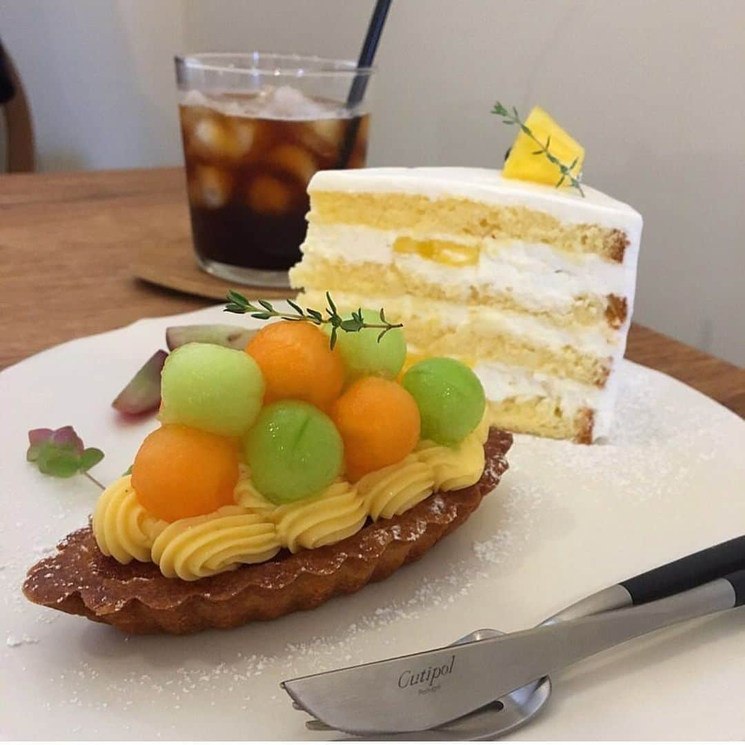 RETRIP<リトリップ>グルメのインスタグラム：「【RETRIP×京都】 こちらは京都にある「小さな菓子工房 ちょうのはね」です。こちらの写真は、可愛らしい見た目のメロンバルケットと、パイナップルのショートケーキです。この季節にぴったりなスイーツですよ。 . RETRIPでは「おでかけ」に関する様々な情報を発信しています。ぜひ他のアカウントもチェックしてください！ @retrip_nagoyaa 名古屋のグルメやスポットをご紹介！ @retrip_fukoka 福岡のグルメやスポットをご紹介！ @retrip_dinner 絶品ごはんをご紹介！ . ▼RETRIP[リトリップ]のアプリは AppStore、GooglePlay「リトリップ」で検索！ プロフィールのURLからもダウンロードできます。 . photo by @nayo1102 . #retrip #retrip_mo #retrip_gourmet #RETRIP #リトリップ #retrip_kyoto #retrip_京都 #今日 #京都カフェ  #メロン #パイナップル #ケーキ #夏 #お洒落 #オシャレ #オシャレカフェ #フルーツ #カラフル  #フォトジェニック #カフェ #melon #pineapple #cake #cafe #cute #colorful」