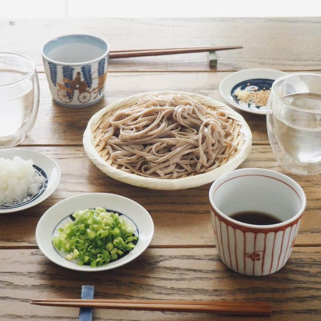 猪鼻ちひろのインスタグラム：「おうちで簡単お蕎麦。 おうちの時間って大事だなぁ〜☺️🍃 この蕎麦猪口 お気に入り♡ #ちひろのごはん #ちひろkitchen #おうちごはん #蕎麦猪口」