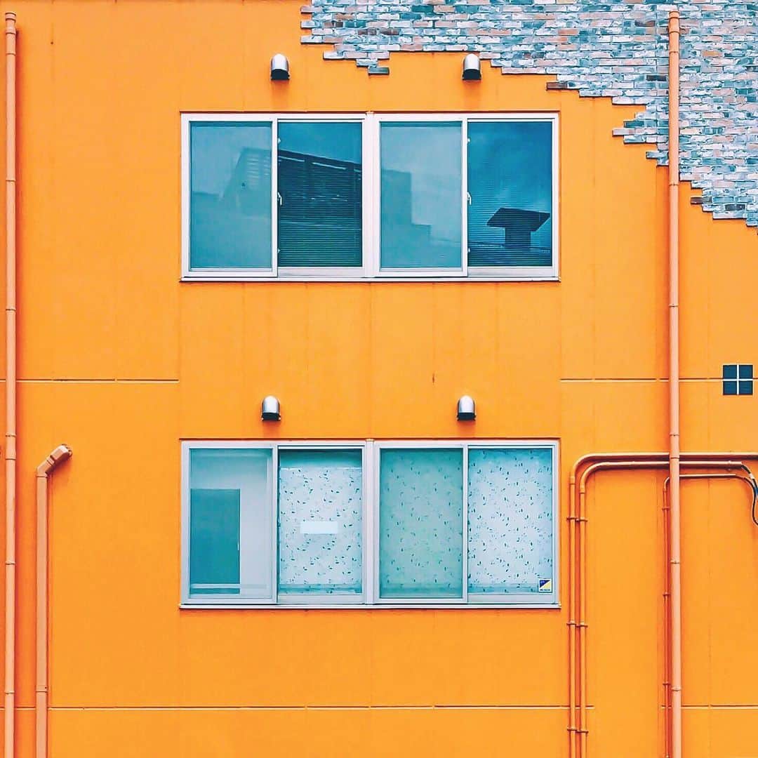のインスタグラム：「#Brick 🍊 . . ジャフィーというお菓子が 幼少期すごく好きだったのだけど 覚えてる人いる？ (35年くらい前ww . まるい全粒粉ビスケットにオレンジジャムが乗ってて チョコレートでコーティングされてるやつ🤤 めっちゃ美味しかった記憶🤤 でもその後まったく見かけないんだよなー 夢だったのか！？🤔 . #ザ壁部 #popyacolour . #ihaveathingforwalls #rsa_minimal  #mwjp #igersjp #indies_minimal #hueart_life #reco_ig #shotoniphone」