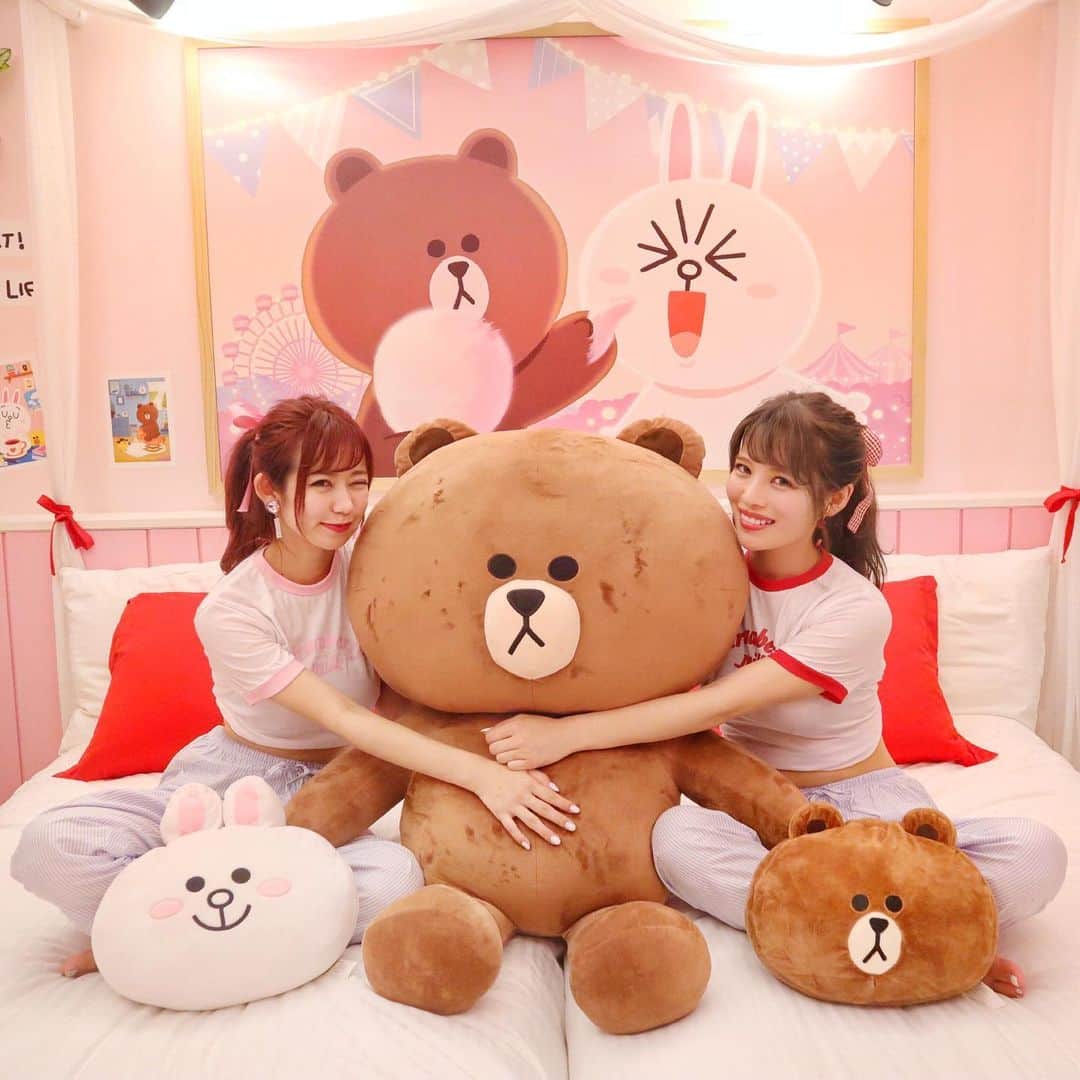 小沼瑞季さんのインスタグラム写真 - (小沼瑞季Instagram)「見て〜おっきーブラウン🐻💕🐻💕﻿ きゃわいーーー😍‼️﻿ ﻿ 今回はもう1箇所泊まったの💗﻿ 相鉄ホテルズ・ザ・スプラジール ソウル明洞🏨﻿ ﻿ LINEフレンズキャラクタールームがあるの🍓﻿ 私達はピンクのコニーの部屋をチョイス🐰🐰🐰﻿ ﻿ chuuで買ったお揃いの部屋着きてルンルン🎶﻿ ﻿ ﻿ 最寄りの市庁駅から徒歩5分ほどで﻿ 明洞の繁華街までも10分ほど歩けば着くという﻿ かなりの好立地でとても便利でした😍﻿ ﻿ 韓国ホテルにしては﻿ ちょっぴりお高めなお値段でしたが﻿ 可愛かったし便利なので文句なし🙆‍♀️⭐️💓﻿ ﻿ ﻿ 3.4枚目は後ろの背景の﻿ ブラウンとコニーの表情を完コピ！！！笑﻿ ﻿ ﻿ ﻿ #相鉄ホテルズザスプラジールソウル明洞#ブラウン#コニー#LINEフレンズ#明洞#韓国ホテル#SOTETSUHOTELSTHESPLAISIRSEOULMYEONGDONG#라인프렌즈#브라운#코니#서울여행#명동호텔#명동#韓国旅行#ソウル旅行#シミラールック#部屋着#ルームウェア#chuu#みいきとらべる✈️」6月29日 23時07分 - mizukikonuma