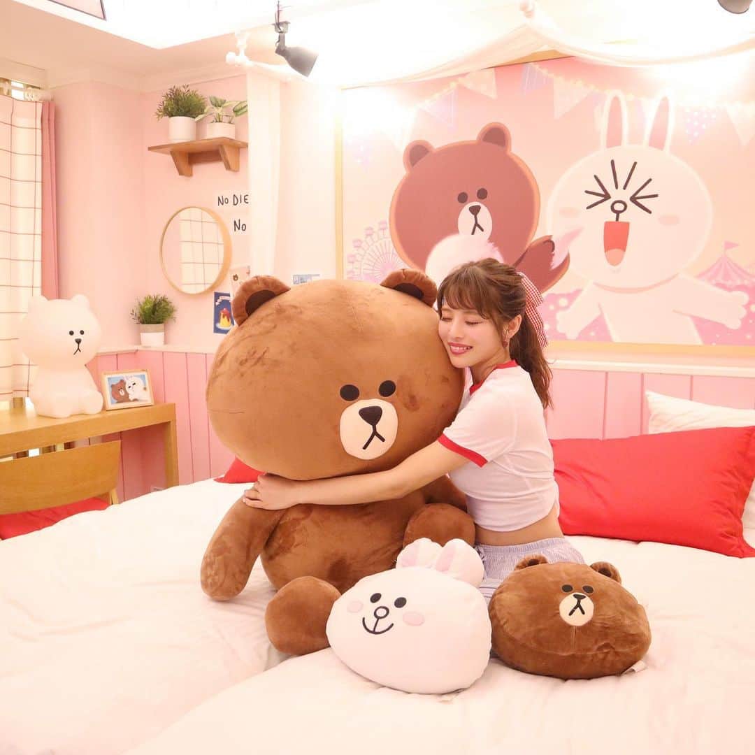小沼瑞季さんのインスタグラム写真 - (小沼瑞季Instagram)「見て〜おっきーブラウン🐻💕🐻💕﻿ きゃわいーーー😍‼️﻿ ﻿ 今回はもう1箇所泊まったの💗﻿ 相鉄ホテルズ・ザ・スプラジール ソウル明洞🏨﻿ ﻿ LINEフレンズキャラクタールームがあるの🍓﻿ 私達はピンクのコニーの部屋をチョイス🐰🐰🐰﻿ ﻿ chuuで買ったお揃いの部屋着きてルンルン🎶﻿ ﻿ ﻿ 最寄りの市庁駅から徒歩5分ほどで﻿ 明洞の繁華街までも10分ほど歩けば着くという﻿ かなりの好立地でとても便利でした😍﻿ ﻿ 韓国ホテルにしては﻿ ちょっぴりお高めなお値段でしたが﻿ 可愛かったし便利なので文句なし🙆‍♀️⭐️💓﻿ ﻿ ﻿ 3.4枚目は後ろの背景の﻿ ブラウンとコニーの表情を完コピ！！！笑﻿ ﻿ ﻿ ﻿ #相鉄ホテルズザスプラジールソウル明洞#ブラウン#コニー#LINEフレンズ#明洞#韓国ホテル#SOTETSUHOTELSTHESPLAISIRSEOULMYEONGDONG#라인프렌즈#브라운#코니#서울여행#명동호텔#명동#韓国旅行#ソウル旅行#シミラールック#部屋着#ルームウェア#chuu#みいきとらべる✈️」6月29日 23時07分 - mizukikonuma