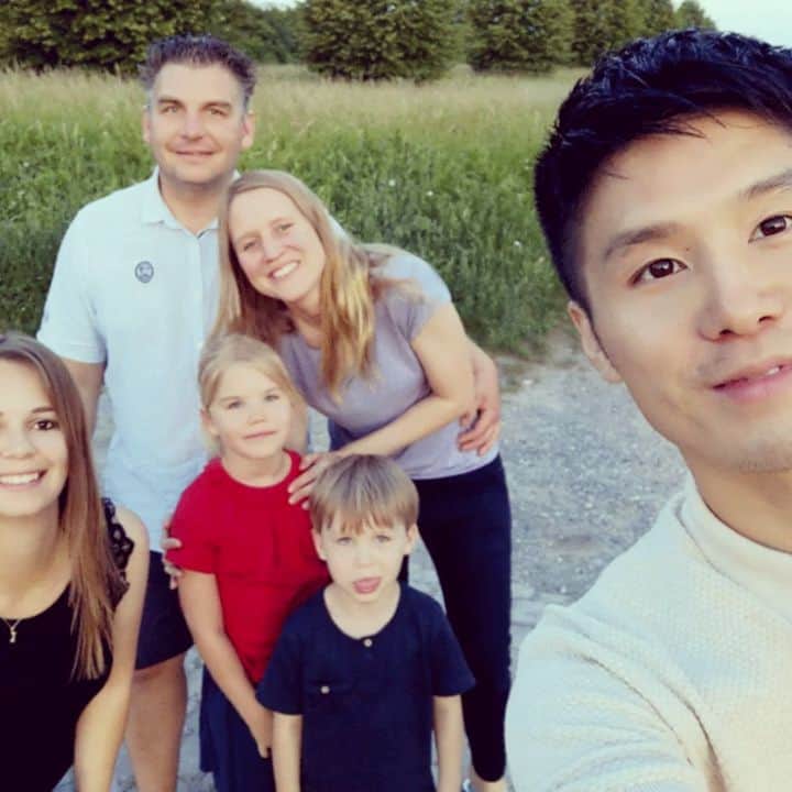 梅川壱ノ介（舞踊家）のインスタグラム：「【ICHINOSUKE in Germany】  １２年ぶりにドイツのホストファミリーと会えました。今回の長いヨーロッパツアーでここで過ごした一週間は明日からのアテネに向けて、最終調整ができ、心も身体もとても落ち着いて、アテネを迎えそうです。  ホストファミリーと初めてあったのは２１年前、今もこうしてあの時の様に会えるのが本当に嬉しく、人生の財産だなと心からそう思いました。  ベルリンでも良い打合せができたし、しっかりアテネで勤めてきます！  #梅川壱ノ介 #ドイツ #ハノーファー #ベルリン #日本舞踊 #日本文化 #umekawaichinosuke #germany #hannover #berlin」