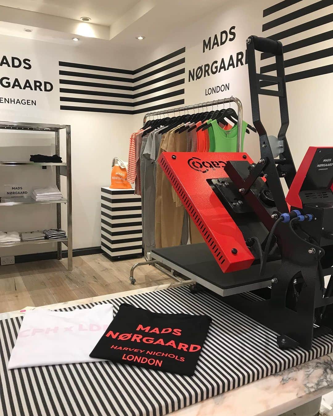 マッツノーガードさんのインスタグラム写真 - (マッツノーガードInstagram)「London Callling! Our pop up shop in @harveynichols in London offers a free print on any Mads Nørgaard purchase on Saturdays this summer ❤️ #harveynicholsxmadsnorgaard」6月29日 23時09分 - madsnorgaard