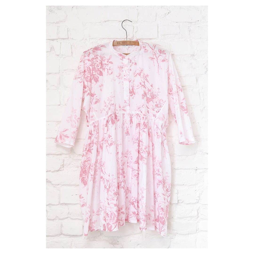 キャベジズ&ローゼズのインスタグラム：「The bloom is on the dress 🌸Angelica is a happy little frock that blossoms in C&R’s Alderney print in a very jubilant pink. With long sleeves and a high loose waist. Wear with jeans or simply by herself #newinstore #floraldress #pinkdress #sustainablefashion #sustainableclothing #printedinengland #madeinlondon #summerstyles #cabbagesandroses #cabbagesandrosesfashion @christina_strutt @cabbagesandroses_shop 👆Link In Bio👆」