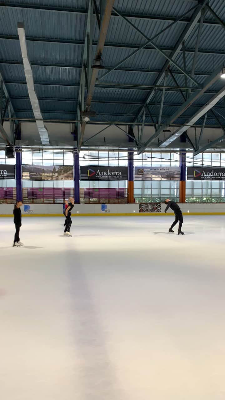 ジェレミー・アボットのインスタグラム：「Small combo to @billieeilish I made for @iceplanetcamp  I had so much fun to work with these kids on choreography, musicality, performance, and skating skills. I can’t tell you the difference from the first day to the last! Thank you @benoitrichaud for inviting me and giving me complete freedom! ❤️」