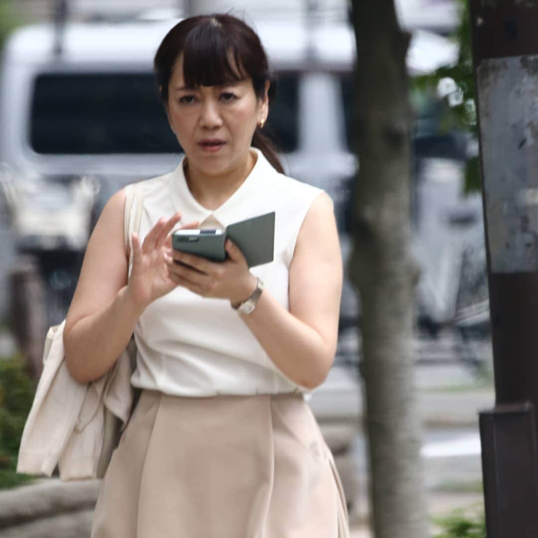 女性自身 (光文社)さんのインスタグラム写真 - (女性自身 (光文社)Instagram)「【岩崎良美 離婚でみえた親子確執…実母の話聞かれ涙浮かべる】 6月20日のお昼すぎ。東京の下町にある自宅から、ひとりの女性が出てきた。岩崎良美（58）だ。自宅から外出するだけなのに、周囲をキョロキョロと見回すなどかなりの警戒ぶり。それもそのはず。この日、『週刊文春』で彼女の離婚が報じられたのだった――。 「良美さんは直撃に離婚の事実を認め、理由について『まあお互いに性格の不一致ということで』と言葉少なに告白しています。さらには02年に両親が離婚して以降、家族関係が悪化。2人の姉や母親とも距離を置くようになっていたそうです」（芸能記者） ※詳細はプロフィールのリンクからWEB女性自身へ スクープダイジェストをストーリーで公開中！  #岩崎良美 #離婚 #フランス #フランス語 #勉強 #自由奔放 #岩崎宏美 #母親 #確執 #家族関係 #女性自身 #いいね #フォロー」6月29日 21時41分 - joseijisin