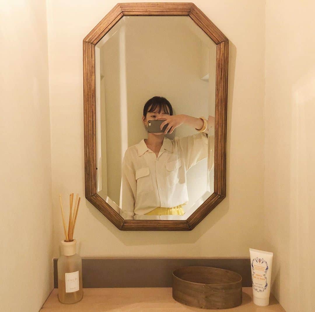 畑田萌のインスタグラム：「ご近所さんの @kiaris_vintage で買った開襟シャツ、kultaのまわりに好きなお店がたくさんあってうれしい〜。きいろいパンツは @forte_forte 🍋」