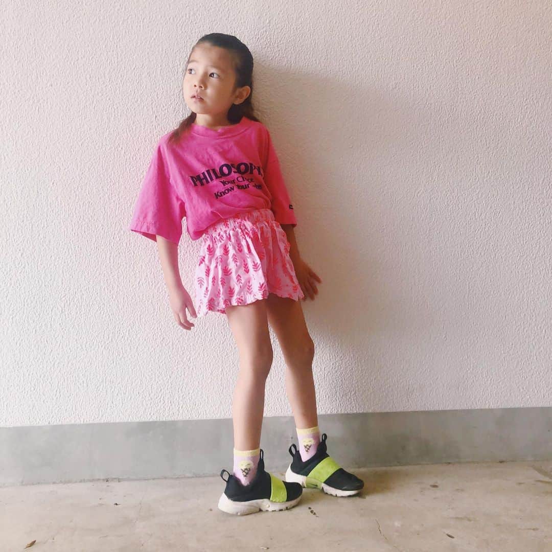 西山美希子さんのインスタグラム写真 - (西山美希子Instagram)「わたしのTシャツを大きめに着るのが最近のお気に入り💗さて、金曜日で娘の９月から通う新しいスクールのサマースクールが終了。新しい場所と新しい先生とお友達と、すぐに馴染めるわけがないシャイガール。なので母は、もうもう気が狂うほど心配でしたが、初日からすっと馴染んで楽しく通ってくれて、サマースクールの最終日には、先生と涙のお別れまでするほどまでに✨あーよかった😭さぁー夏休みだーー！！来週から何しよう！？ #mygirl #ootd」6月29日 21時54分 - mariaclove