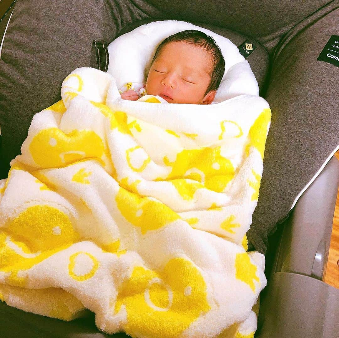 七菜香さんのインスタグラム写真 - (七菜香Instagram)「無事に👶🏼と共に退院できました💗 早くもデータフォルダが娘の写真で溢れかえってます😂 撮っても撮っても可愛くてまた撮りたくなる💦w 娘の写真を残すのにカメラを買いたいと思っていて オススメのカメラがあったら是非教えて下さい♡ 電化製品苦手すぎて何がいいやらさっぱりわからない😅 ・ ・ ・ ・ ・ ・ ・ #baby #babygirl #mybabe #sweetie #mom #instagood #instagram #socute #lovelydays #新米ママ #愛娘 #新生児 #女の子ママ #生後7日目 #たまらん #😫❤️ #👶🏼」6月29日 21時47分 - nanaka0118