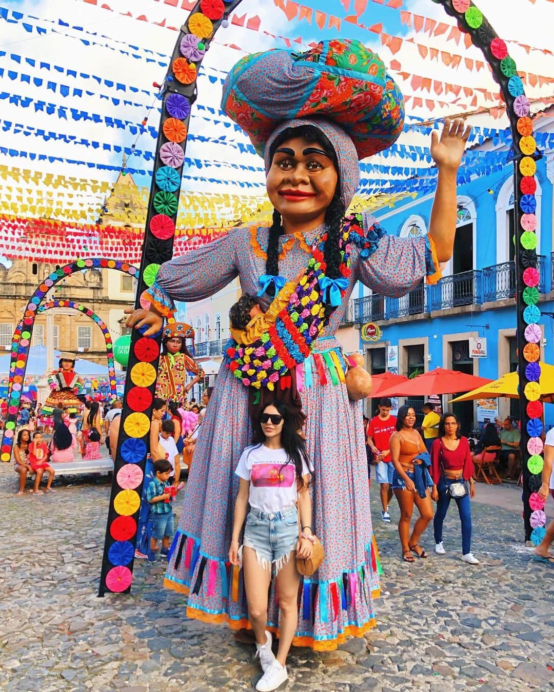 sananasのインスタグラム：「Bem Vinda ao Brasil 🇧🇷 Tellement heureuse d’être au Brésil avec @tui_france qui m’a invitée à découvrir ce beau pays 😍 Premier arrêt : Salvador De Bahia ! C’est une ville incroyable ... Il faut savoir que Salvador était le premier port d’esclaves des Amériques d’où la culture Afro-Brésilienne (du fait des descendants des esclaves). On ressent et on y voit l’influence Africaine. Suivez mes instastories je partage tout 😉 . #Bresil #Brasil #Brazil #Salvador #SalvadorDeBahia #Tui #TuiFrance #Vacances #Happy」