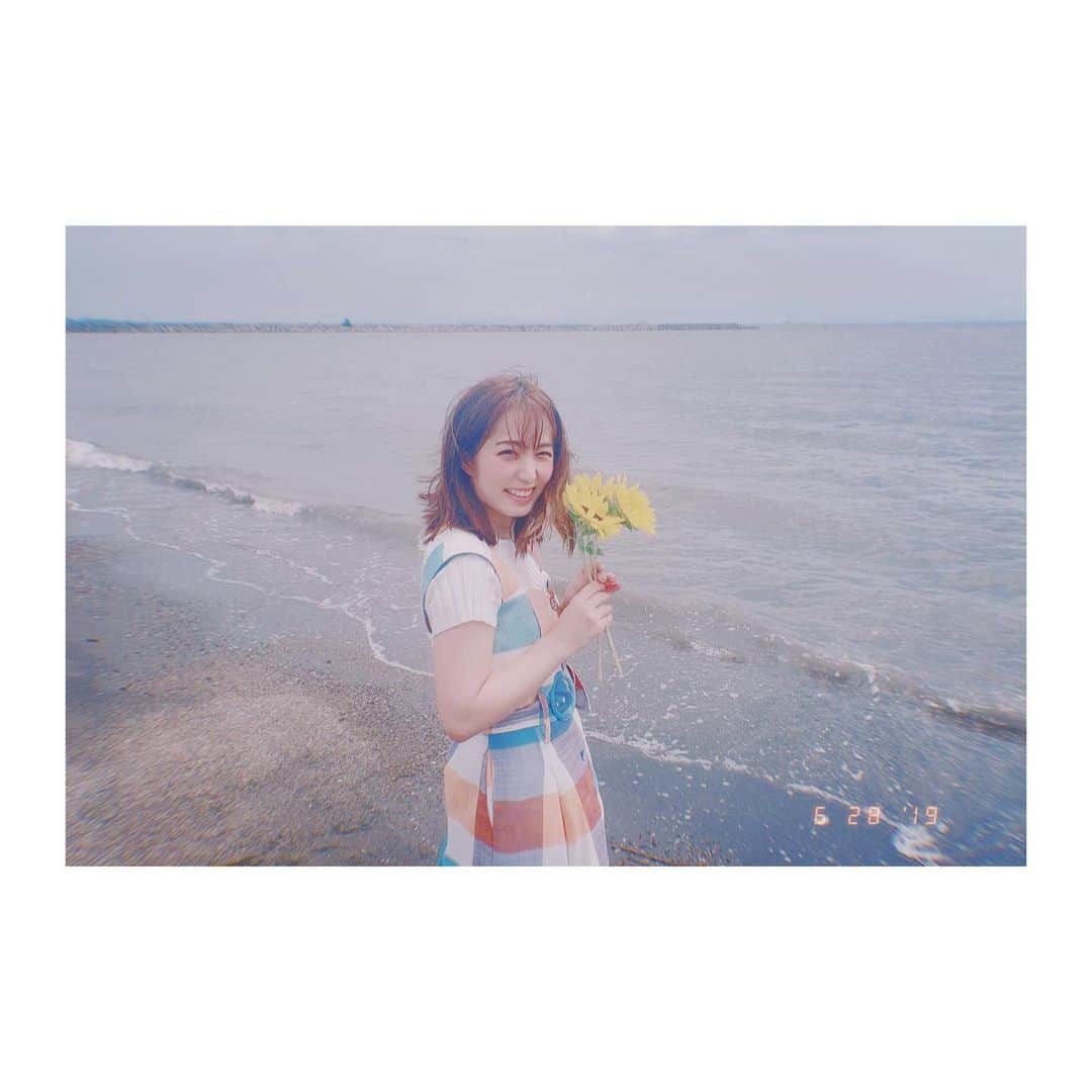 前田美里のインスタグラム：「今日も1日お疲れ様です。 . #ひまわり #海 #🌻 #夏 #🎞 #夏はじ  #カメラ女子が撮る夏展 #レトロ #ファインダー越しの私の世界 #写真好きな人と繋がりたい #redyazel #film #film_jp #photo #picture #🏝 #japanesegirl #instagood #instafashion」