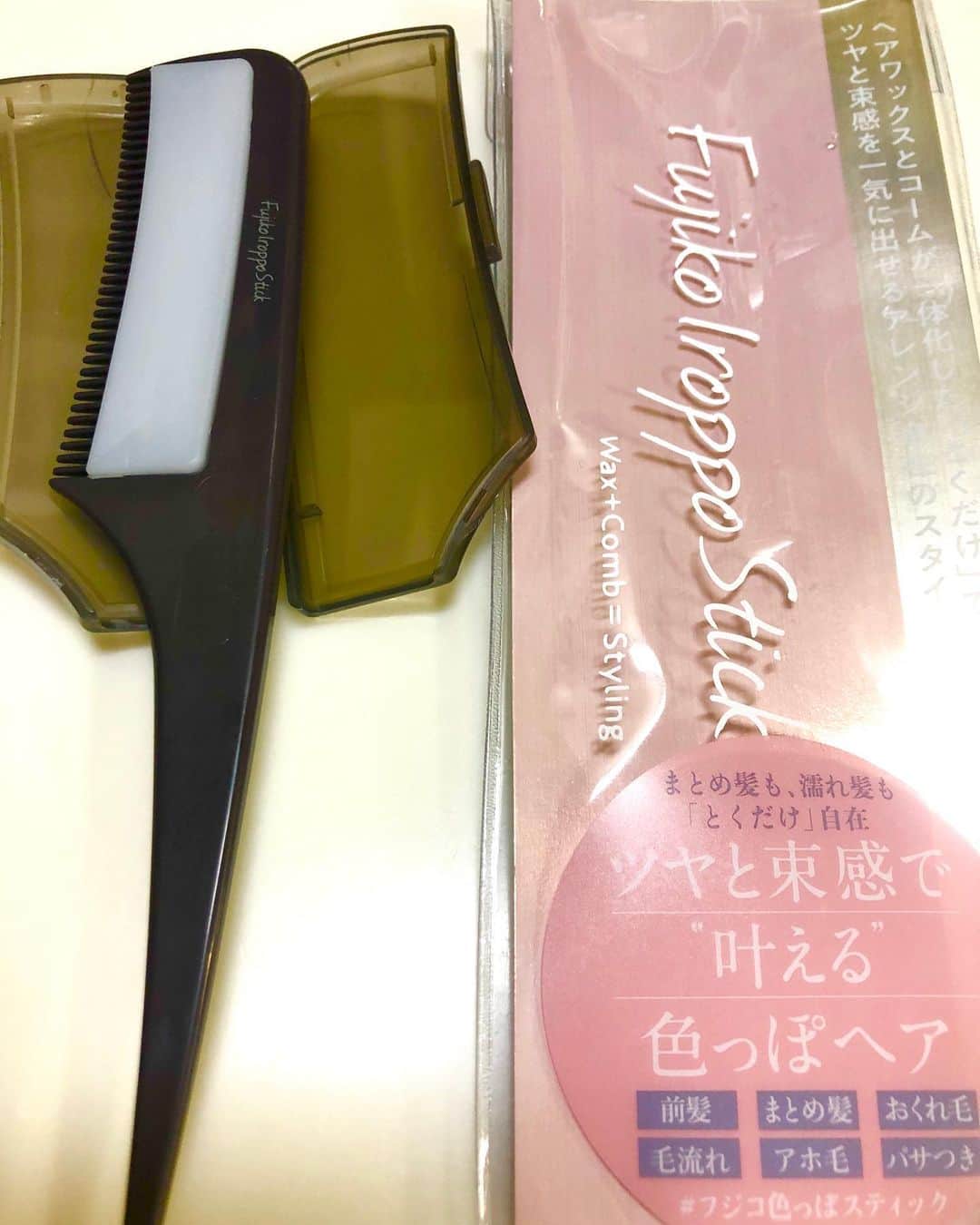 永倉由季さんのインスタグラム写真 - (永倉由季Instagram)「・ ・ このクシ凄いんです。 「フジコ色っぽスティック」 ・ 簡単！たった30秒「とくだけ」でツヤ髪に。 ヘアワックスとクシが一体化！ ・ おくれ毛もまとめられて 美しいアップスタイルに✨ ・ 梅雨時のアホ毛よ、サヨウナラ✋ ・ ・ ✅ 詳しくは アメブロにて↓ ・ http://ameblo.jp/naga-yuki/ ・ ・ #ヘアスタイル #ヘアセット #ヘアセット動画 #hair #hairstyle #簡単 #ツヤ髪 #30秒 #ストレート #くせ毛 #アホ毛 #防止 #おくれ毛 #アップスタイル #綺麗 #話題 #クシ #ヘアワックス #一体化 #ビックリ #話題 #フジコ #fujiko #男性 #女性 #両方OK  #色々遊ぶ #喋らへんで」6月29日 21時52分 - yuki_nagakura67