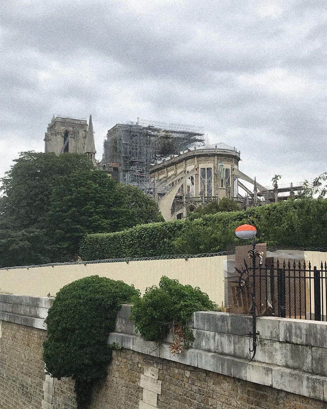 えのきどひろのさんのインスタグラム写真 - (えのきどひろのInstagram)「工事中のノートルダムは切なかったけど このエリアはとても気持ちが良い😌🇫🇷 路上ライブがさらに良いBGMになってた🤤🎻🎸 #paris#laseine#notre#notredamecathedral」6月29日 22時02分 - hirono.nyan.xoxo