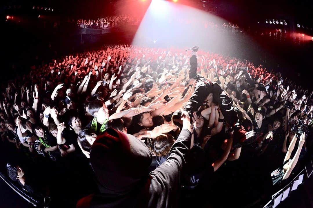 Hydeさんのインスタグラム写真 - (HydeInstagram)「Final day in Tokyo!  It was so great! Thank you ☆  #HYDELIVE2019 #ZeppTokyo #BeautyAndTheBeast」6月29日 21時56分 - hydeofficial