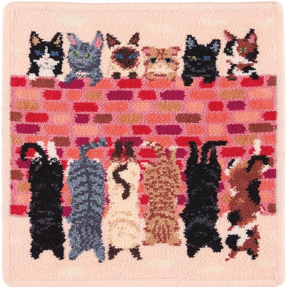 フェイラー（FEILER）さんのインスタグラム写真 - (フェイラー（FEILER）Instagram)「【新作発売 FEILER】 猫派の方には、7/1(月)発売の新柄ピーピングキトゥンのハンカチを。 夕焼け空をバックに、レンガの塀から顔を覗かせる好奇心旺盛な子猫たちを織り上げました。 日が暮れてもまだまだ遊び足りない子猫たち。 また一緒に遊ぼうね。可愛いシッポで約束しています！  柄ストーリー ～遊びの続きはまた明日～ 仲良く顔をのぞかせて、夕焼けに染まる街をながめる子猫たち。 今日も楽しかったね。また一緒に遊ぼうね。可愛いシッポで約束します。  フェイラー銀座本店、全国有名百貨店フェイラーショップ、フェイラー公式オンラインショップにて順次発売。  ハンカチ¥2,376(税込)  #2019秋冬コレクション #fw2019collection #7月の新作 #ピーピングキトゥン #ハンカチ #子猫 #猫派 #ピンク #猫アイテム #ペット #動物モチーフ #こねこ #フェイラー銀座本店 #全国有名百貨店フェイラーショップ #フェイラー公式オンラインショップ #ギフト #フェイラー #FEILER #ドイツ #シュニール織 #ライフスタイルブランド #暮らしを楽しむ . . 〈FEILER公式インスタグラムからフォローに関するお知らせ〉 これまでFEILER公式アカウントではフォローしていただいているユーザー様や「#フェイラー」などで投稿していただいているユーザー様をフォローさせていただきましてユーザー様のご投稿を拝見しておりましたが、インスタグラムの仕様上フォローできる上限数が7,500であるため全てのユーザー様をフォローできず大変心苦しい状況でございます。 今後はFEILER公式アカウントからフォローさせていただいているユーザー様を一定期間で入れ替えさせていただき、できる限り多くのユーザー様と交流させていただければ幸いです。 何卒ご理解・ご了承を賜りますよう宜しくお願い申し上げます。」6月29日 21時56分 - feiler_jp