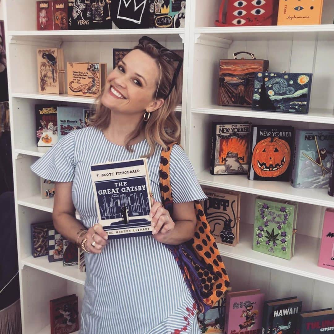 リース・ウィザースプーンさんのインスタグラム写真 - (リース・ウィザースプーンInstagram)「Evening clutches that look like books?!! 📚✨I am in love 😍 @olympialetanofficial」6月29日 22時00分 - reesewitherspoon